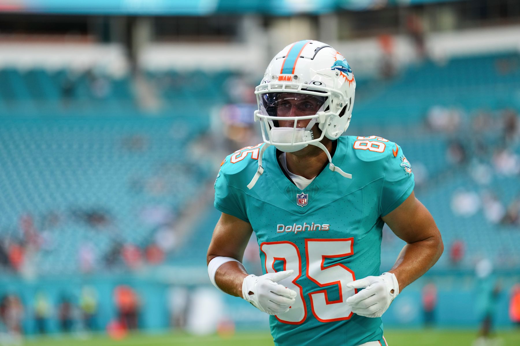 MIAMI GARDENS, FLORIDA - AUGUST 09: River Cracraft #85 of the Miami Dolphins warms up prior to a preseason game against the Atlanta Falcons at Hard Rock Stadium on August 09, 2024 in Miami Gardens, Florida. (Photo by Rich Storry/Getty Images)