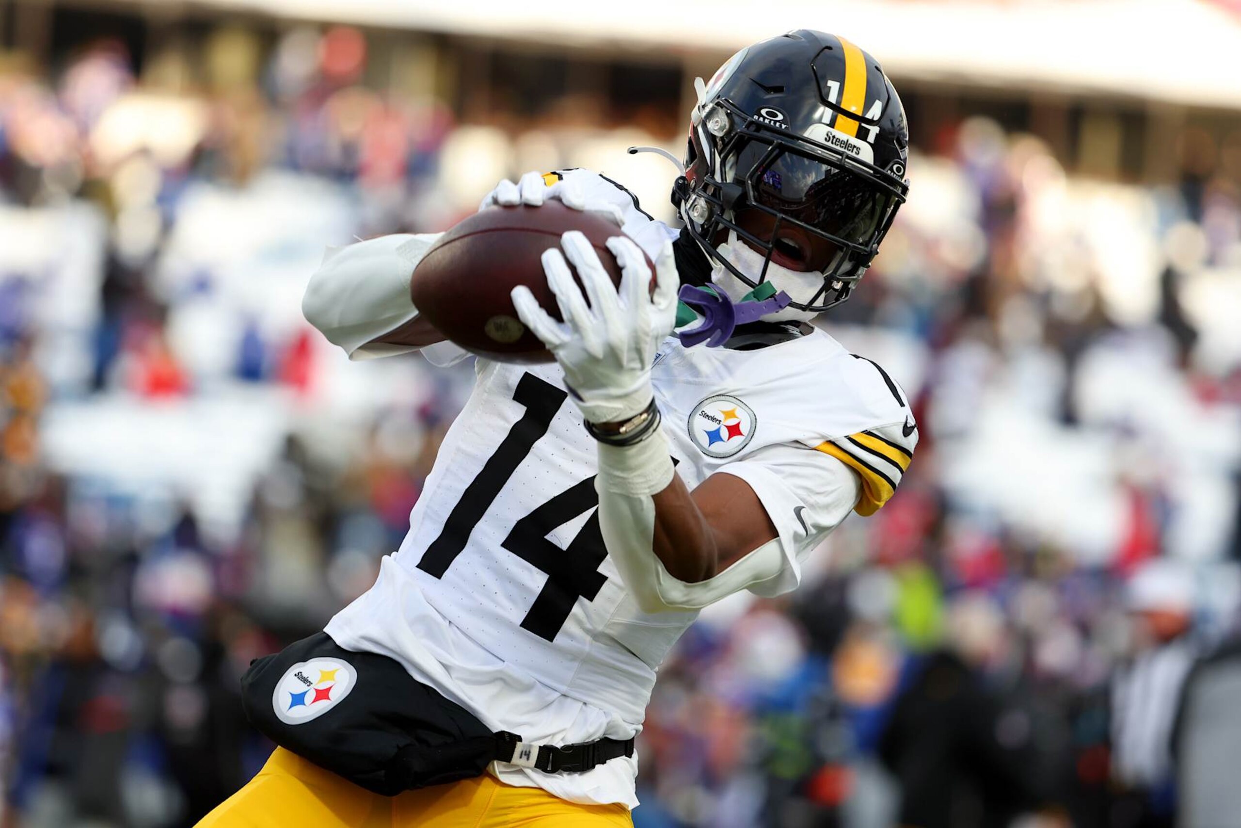 ORCHARD PARK, NEW YORK - JANUARY 15: George Pickens #14 of the Pittsburgh Steelers warms up before the game against the Buffalo Bills at Highmark Stadium on January 15, 2024 in Orchard Park, New York. (Photo by Timothy T Ludwig/Getty Images) ORCHARD PARK, NEW YORK - JANUARY 15: George Pickens #14 of the Pittsburgh Steelers warms up before the game against the Buffalo Bills at Highmark Stadium on January 15, 2024 in Orchard Park, New York. (Photo by Timothy T Ludwig/Getty Images)