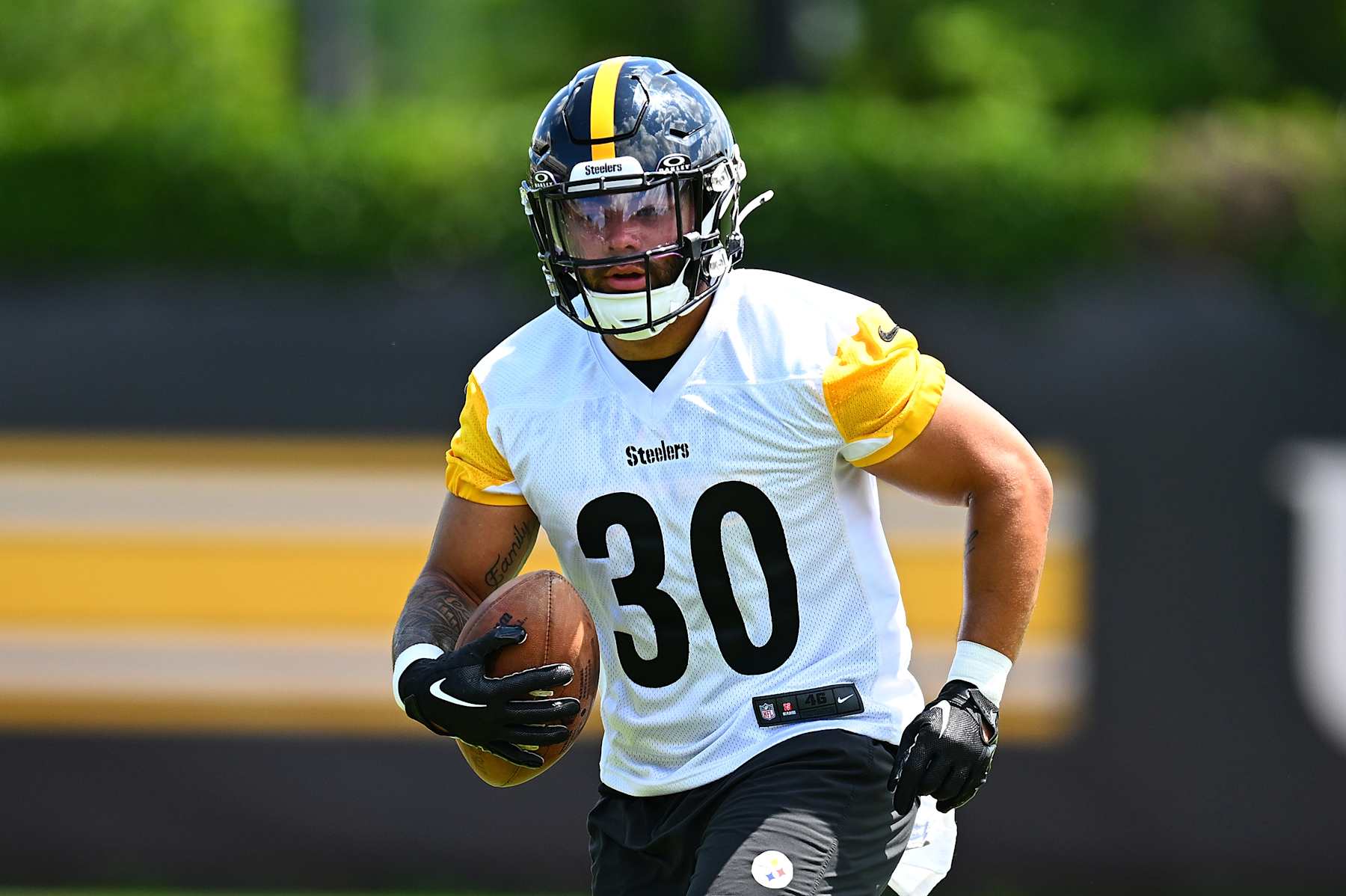 PITTSBURGH, PENNSYLVANIA - JUNE 6: Jaylen Warren #30 of the Pittsburgh Steelers works out during the Pittsburgh Steelers OTA offseason workout at UPMC Rooney Sports Complex on June 6 2024 in Pittsburgh, Pennsylvania. (Photo by Joe Sargent/Getty Images)