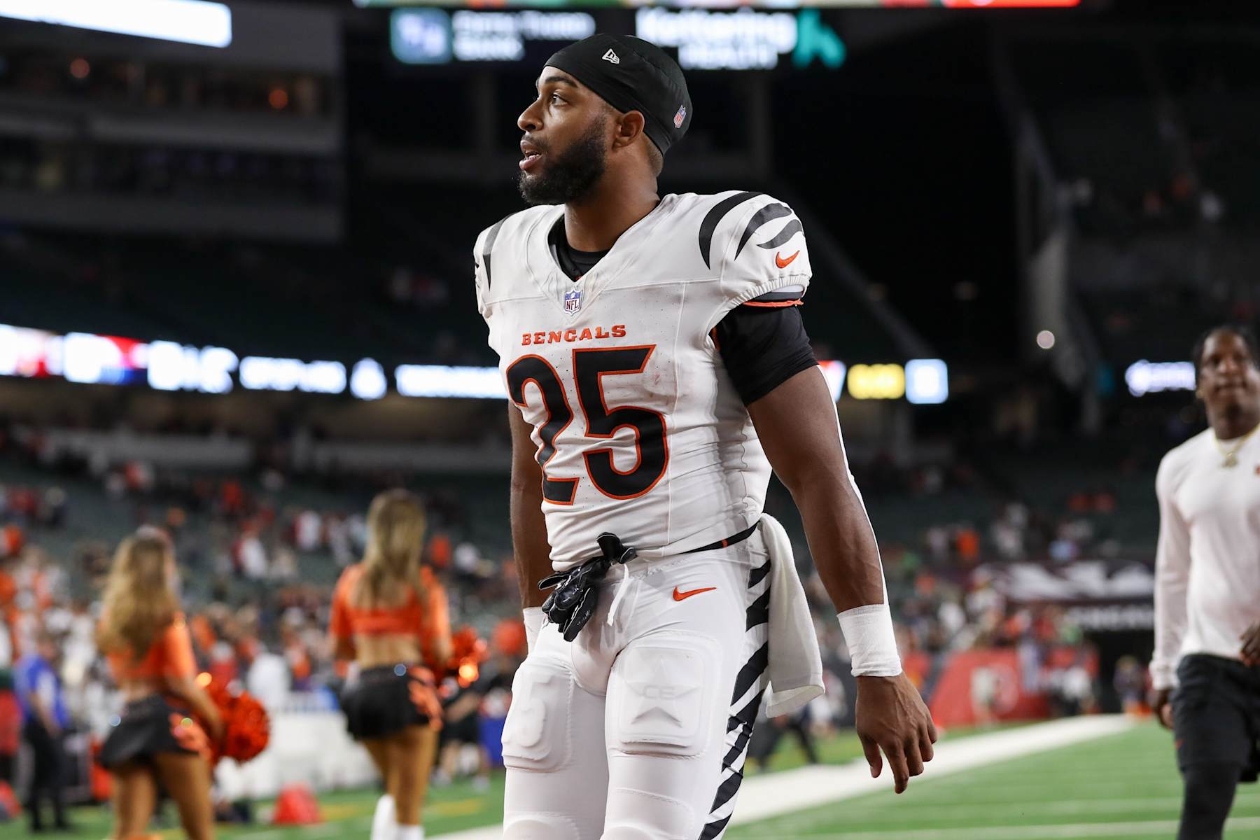 CINCINNATI, OH - AUGUST 10: Cincinnati Bengals running back Chris Evans (25) walks off the field after the preseason game against the against the Tampa Bay Buccaneers and the Cincinnati Bengals on August 10, 2024, at Paycor Stadium in Cincinnati, OH. (Photo by Ian Johnson/Icon Sportswire via Getty Images)
