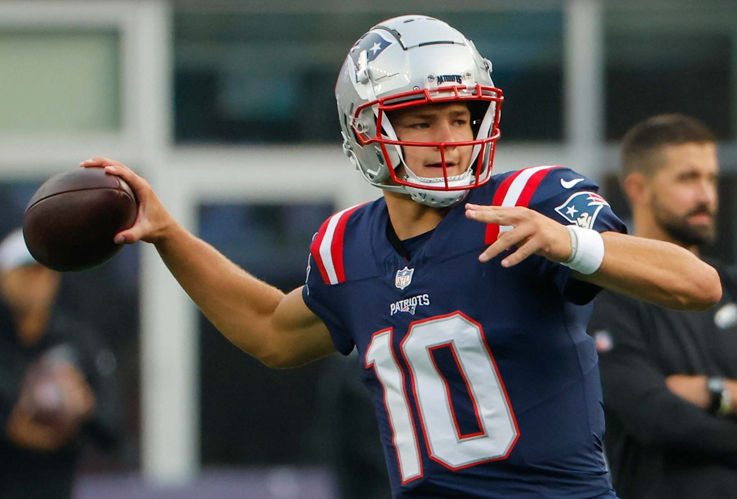 Foxborough, MA - August 15: New England Patriots QB Drake Maye throws a pass during warmups. (Photo by Matthew J. Lee/The Boston Globe via Getty Images) Foxborough, MA - August 15: New England Patriots QB Drake Maye throws a pass during warmups. (Photo by Matthew J. Lee/The Boston Globe via Getty Images)