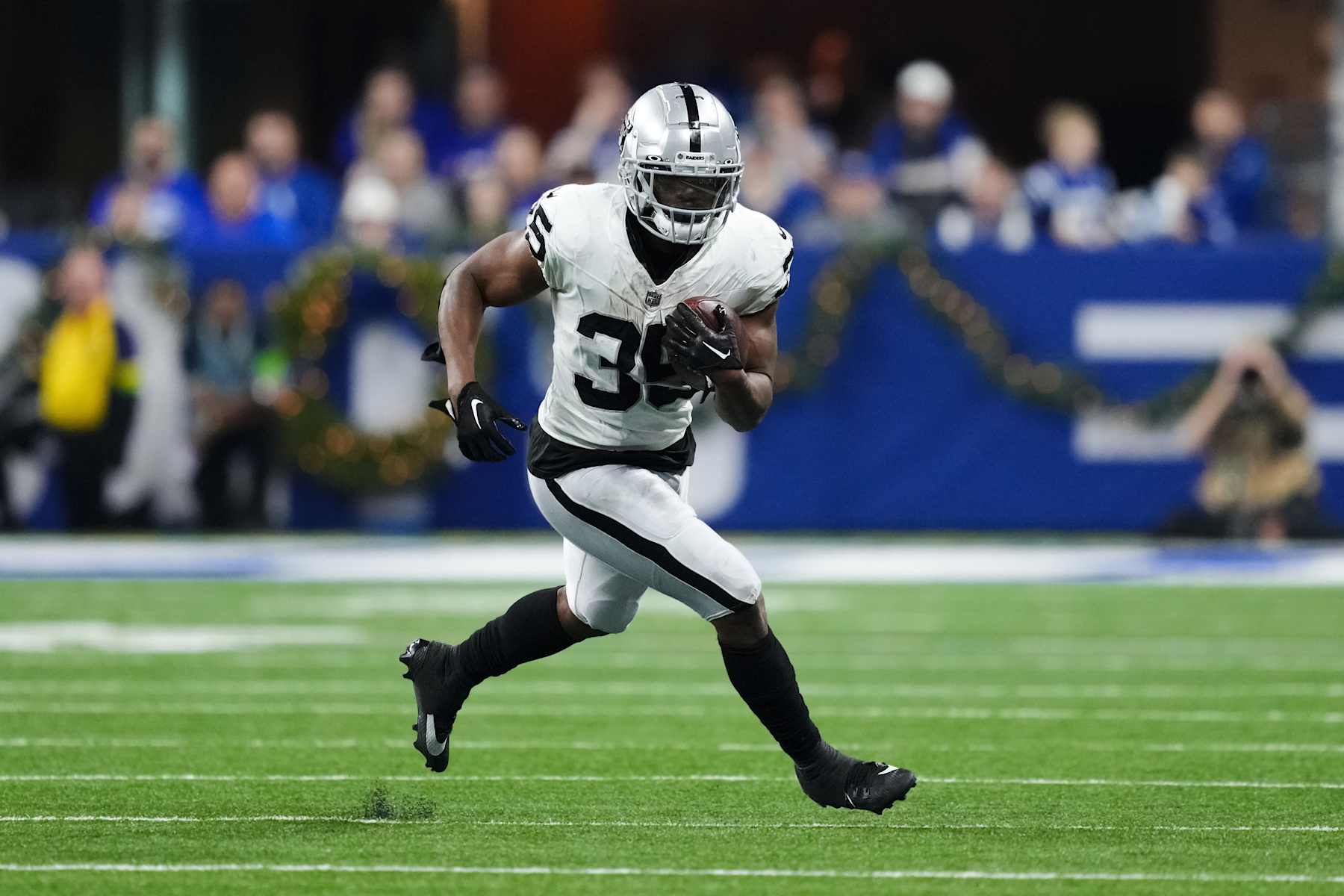 INDIANAPOLIS, INDIANA - DECEMBER 31: Zamir White #35 of the Las Vegas Raiders runs with the ball in the fourth quarter against the Indianapolis Colts at Lucas Oil Stadium on December 31, 2023 in Indianapolis, Indiana. (Photo by Dylan Buell/Getty Images)