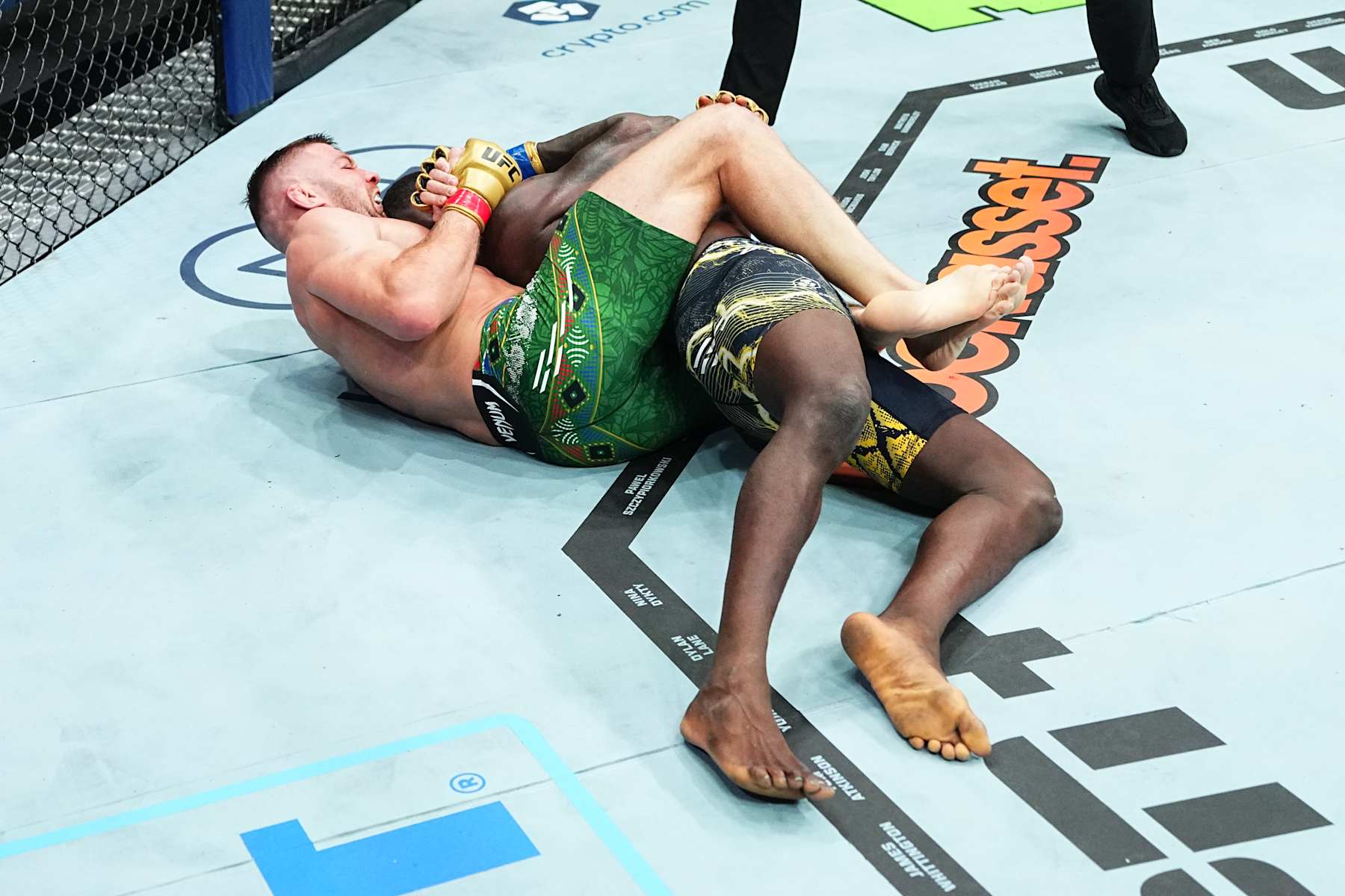 PERTH, AUSTRALIA - AUGUST 18: (L-R) Dricus Du Plessis of South Africa secures a rear choke submission against Israel Adesanya of Nigeria in the UFC middleweight championship fight during the UFC 305 event at RAC Arena on August 18, 2024 in Perth, Australia. (Photo by Jeff Bottari/Zuffa LLC)