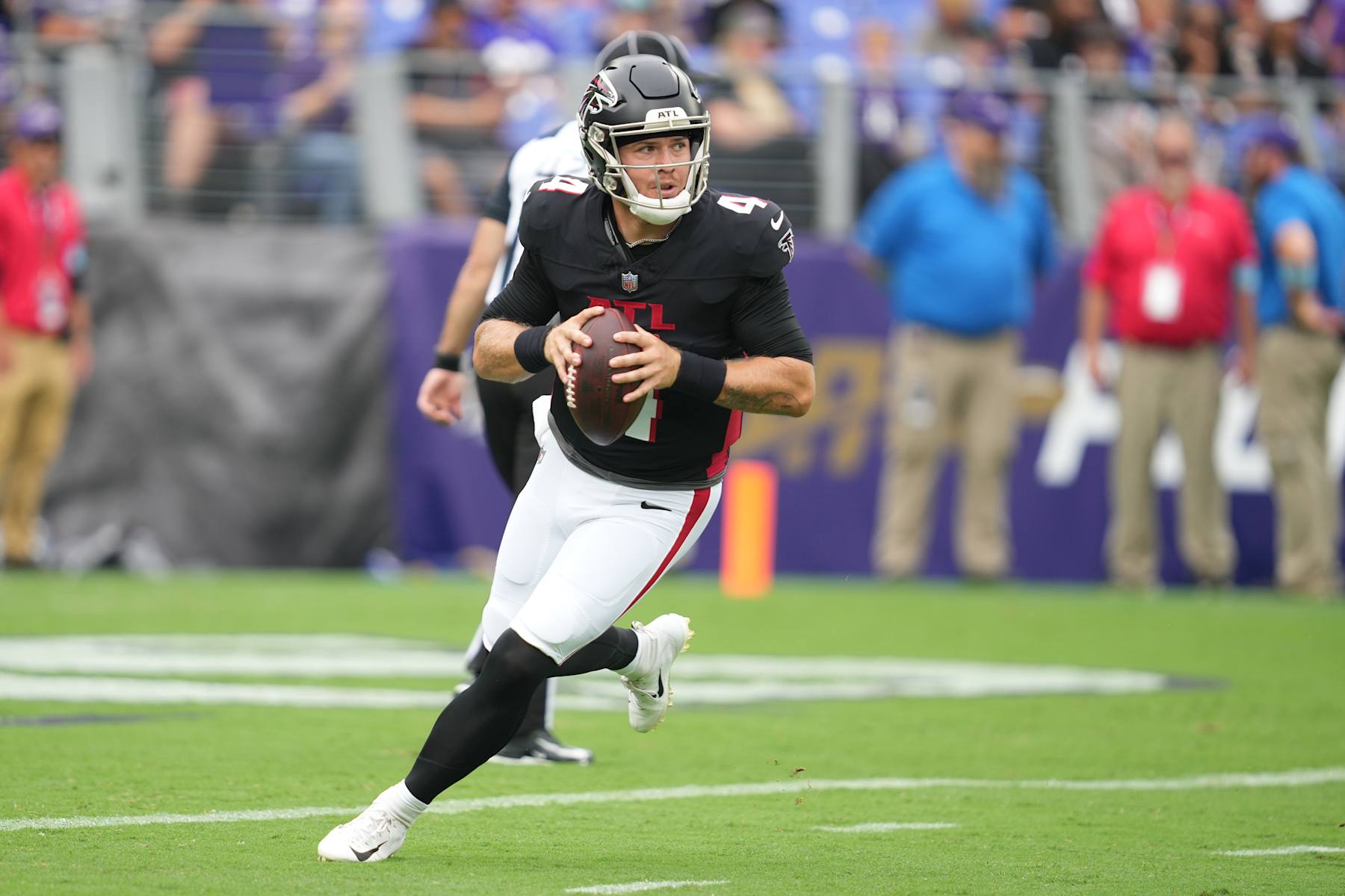 BALTIMORE, MD - AUGUST 17:  Taylor Heinicke #4 of the Atlanta Falcons looks to pass the ball in the first quarter during a NFL preseason football game against the Baltimore Ravens at M & T Bank Stadium on August 17, 2024 in Baltimore, Maryland.  (Photo by Mitchell Layton/Getty Images)