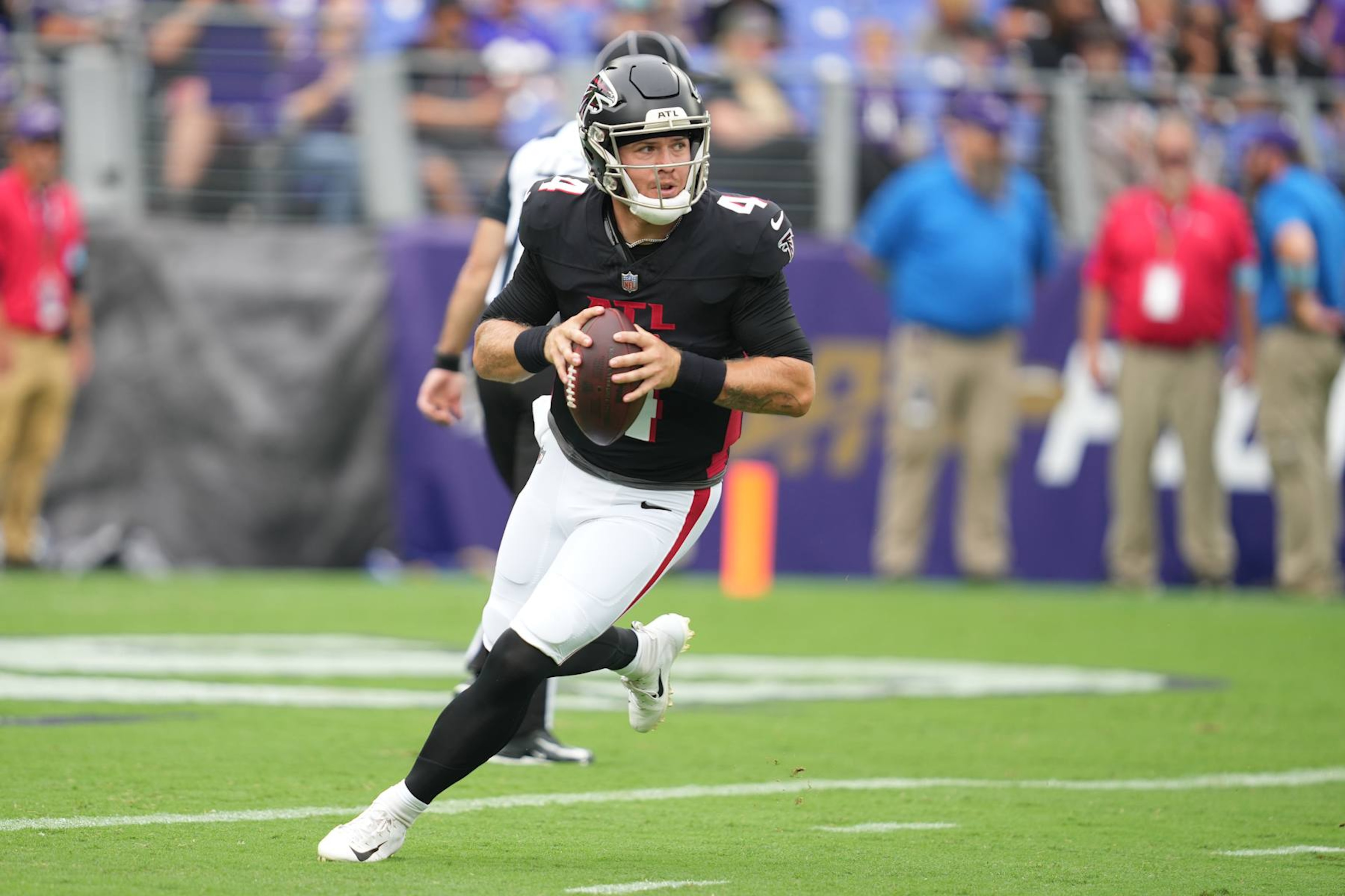 BALTIMORE, MD - AUGUST 17: Taylor Heinicke #4 of the Atlanta Falcons looks to pass the ball in the first quarter during a NFL preseason football game against the Baltimore Ravens at M & T Bank Stadium on August 17, 2024 in Baltimore, Maryland. (Photo by Mitchell Layton/Getty Images) BALTIMORE, MD - AUGUST 17: Taylor Heinicke #4 of the Atlanta Falcons looks to pass the ball in the first quarter during a NFL preseason football game against the Baltimore Ravens at M & T Bank Stadium on August 17, 2024 in Baltimore, Maryland. (Photo by Mitchell Layton/Getty Images)