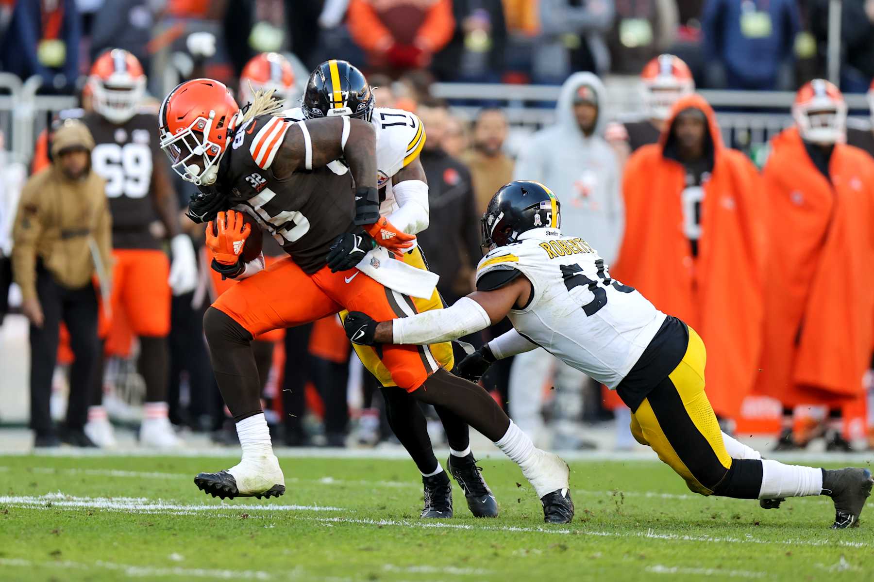 CLEVELAND, OH - NOVEMBER 19: Cleveland Browns tight end David Njoku (85) is tackled by Pittsburgh Steelers safety Trenton Thompson (17) and Pittsburgh Steelers linebacker Elandon Roberts (50) after making a catch during the fourth quarter of the National Football League game between the Pittsburgh Steelers and Cleveland Browns on November 19, 2023, at Cleveland Browns Stadium in Cleveland, OH. (Photo by Frank Jansky/Icon Sportswire via Getty Images)