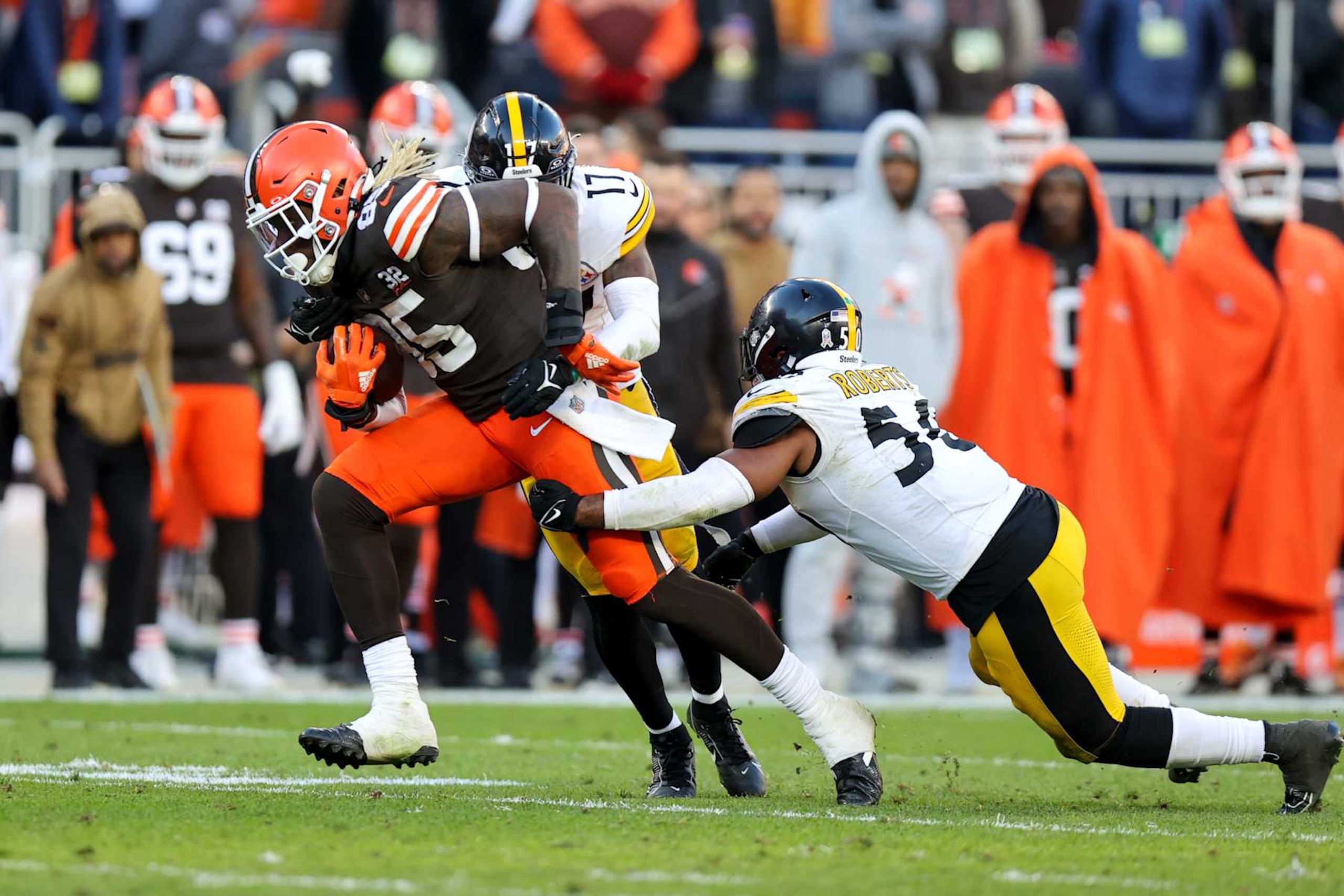 CLEVELAND, OH - NOVEMBER 19: Cleveland Browns tight end David Njoku (85) is tackled by Pittsburgh Steelers safety Trenton Thompson (17) and Pittsburgh Steelers linebacker Elandon Roberts (50) after making a catch during the fourth quarter of the National Football League game between the Pittsburgh Steelers and Cleveland Browns on November 19, 2023, at Cleveland Browns Stadium in Cleveland, OH. (Photo by Frank Jansky/Icon Sportswire via Getty Images)