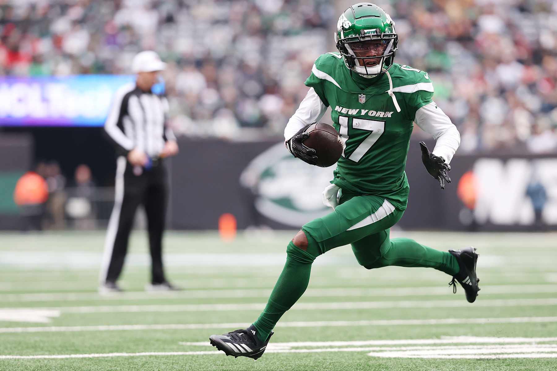 EAST RUTHERFORD, NEW JERSEY - DECEMBER 24: Garrett Wilson #17 of the New York Jets runs with the ball during the first half against the Washington Commanders at MetLife Stadium on December 24, 2023 in East Rutherford, New Jersey. (Photo by Dustin Satloff/Getty Images)