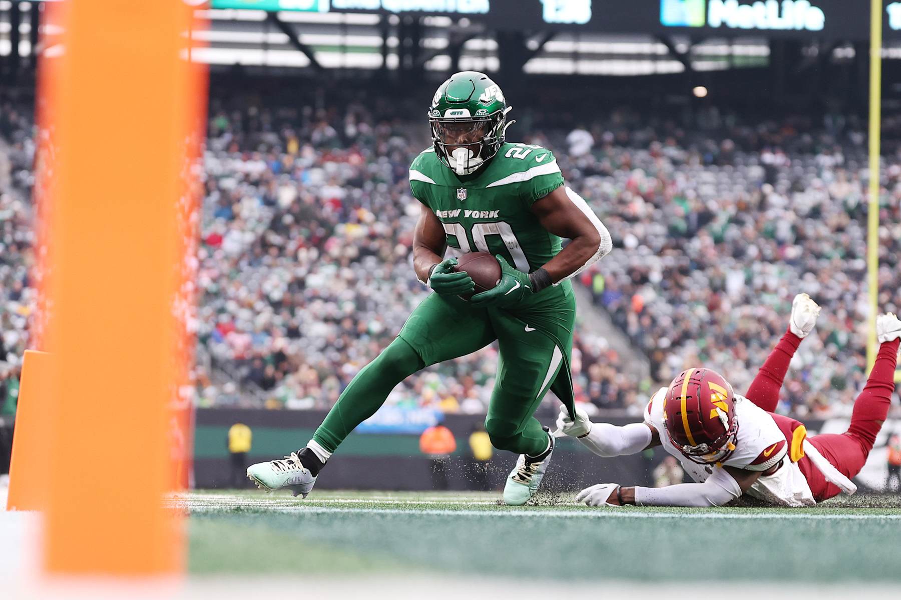 EAST RUTHERFORD, NEW JERSEY - DECEMBER 24: Breece Hall #20 of the New York Jets scores a touchdown during the second quarter against the Washington Commanders at MetLife Stadium on December 24, 2023 in East Rutherford, New Jersey. (Photo by Dustin Satloff/Getty Images)
