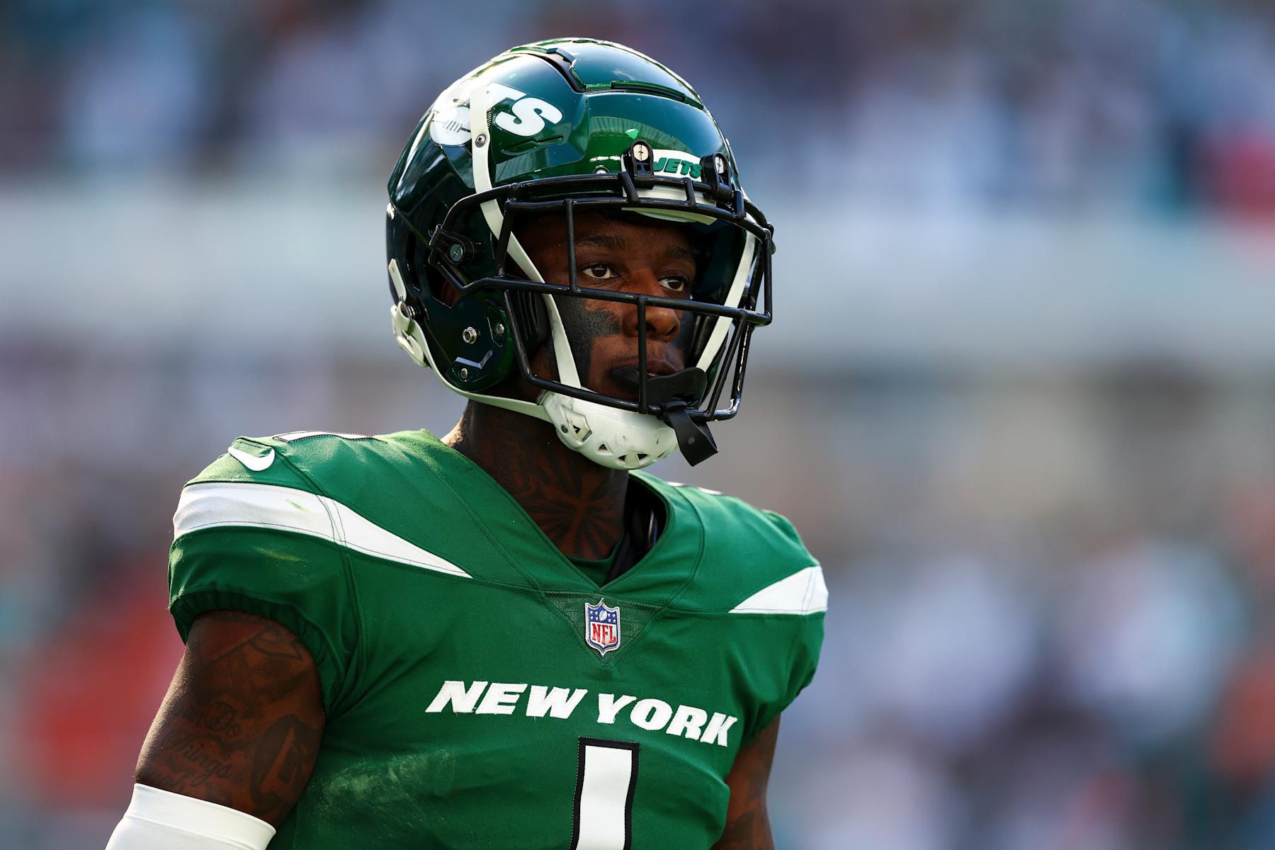 MIAMI GARDENS, FL - DECEMBER 17: Sauce Gardner #1 of the New York Jets lines up before a play during an NFL football game against the Miami Dolphins at Hard Rock Stadium on December 17, 2023 in Miami Gardens, Florida. (Photo by Kevin Sabitus/Getty Images)
