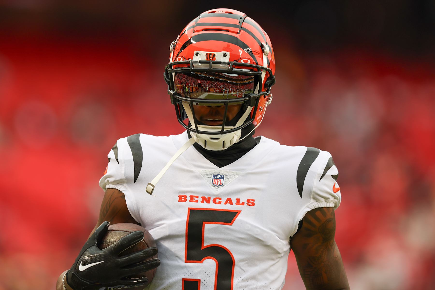 KANSAS CITY, MO - DECEMBER 31: Cincinnati Bengals wide receiver Tee Higgins (5) before an NFL game between the Cincinnati Bengals and Kansas City Chiefs on Dec 31, 2023 at GEHA Field at Arrowhead Stadium in Kansas City, MO. (Photo by Scott Winters/Icon Sportswire via Getty Images)
