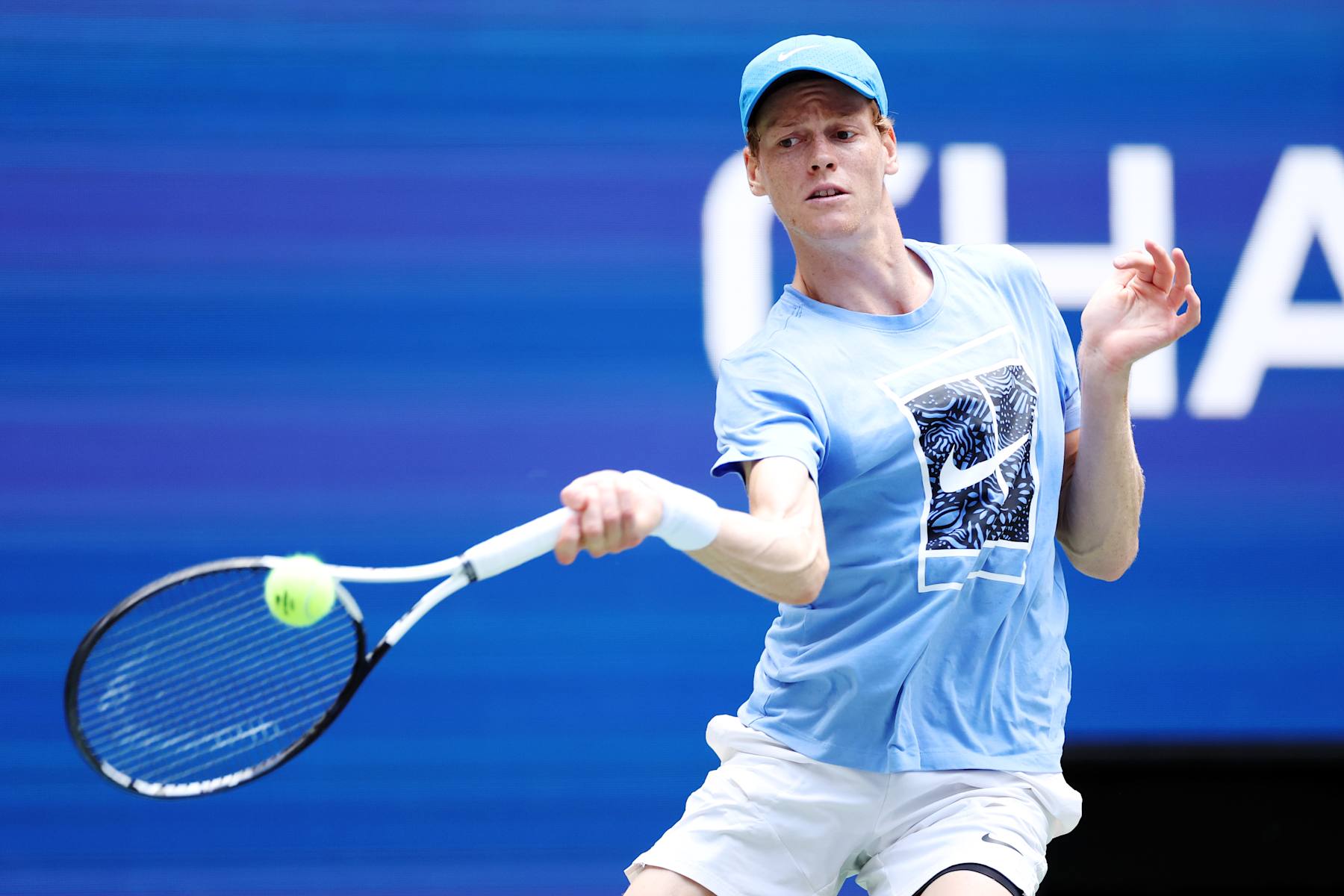 NEW YORK, NEW YORK - AUGUST 22: Jannik Sinner of Italy returns the ball during a practice session prior to the start of the 2024 US Open at USTA Billie Jean King National Tennis Center on August 22, 2024 in the Flushing neighborhood of the Queens borough of New York City. (Photo by Sarah Stier/Getty Images)