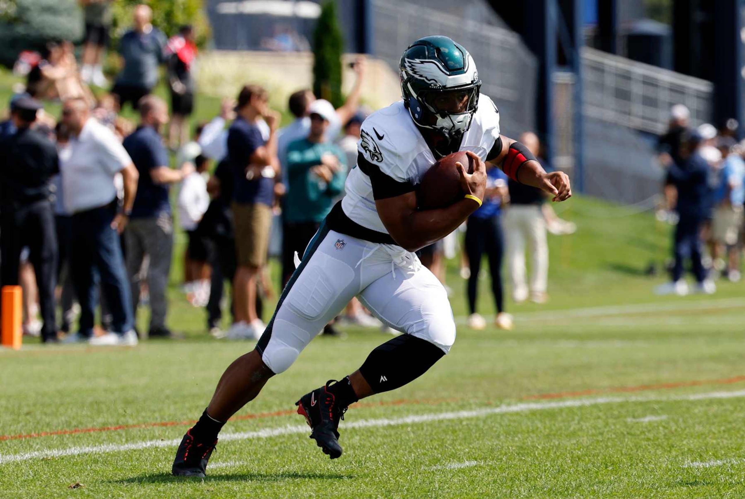 FOXBOROUGH, MA - AUGUST 13: Philadelphia Eagles running back Saquon Barkley (26) carries during joint training camp between the New England Patriots and the Philadelphia Eagles on August 13, 2024, at Gillette Stadium in Foxborough, Massachusetts. (Photo by Fred Kfoury III/Icon Sportswire via Getty Images) FOXBOROUGH, MA - AUGUST 13: Philadelphia Eagles running back Saquon Barkley (26) carries during joint training camp between the New England Patriots and the Philadelphia Eagles on August 13, 2024, at Gillette Stadium in Foxborough, Massachusetts. (Photo by Fred Kfoury III/Icon Sportswire via Getty Images)