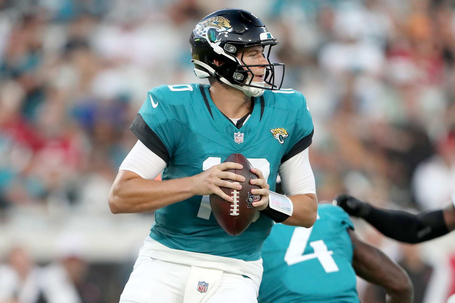 JACKSONVILLE, FLORIDA - AUGUST 17: Mac Jones #10 of the Jacksonville Jaguars drops back to pass during the first half of a preseason game against the Tampa Bay Buccaneers at EverBank Stadium on August 17, 2024 in Jacksonville, Florida. (Photo by Courtney Culbreath/Getty Images) JACKSONVILLE, FLORIDA - AUGUST 17: Mac Jones #10 of the Jacksonville Jaguars drops back to pass during the first half of a preseason game against the Tampa Bay Buccaneers at EverBank Stadium on August 17, 2024 in Jacksonville, Florida. (Photo by Courtney Culbreath/Getty Images)