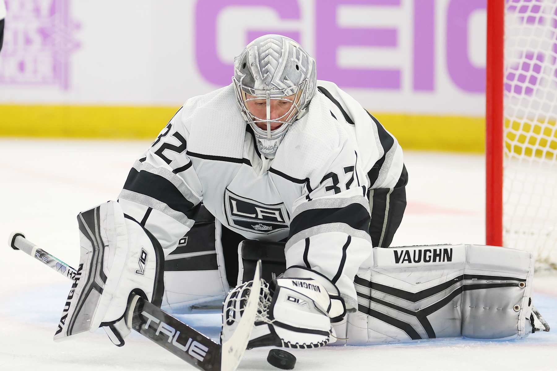 CHICAGO, ILLINOIS - NOVEMBER 03: Jonathan Quick #32 of the Los Angeles Kings makes a save against the Chicago Blackhawks during the second period at United Center on November 03, 2022 in Chicago, Illinois. (Photo by Michael Reaves/Getty Images)