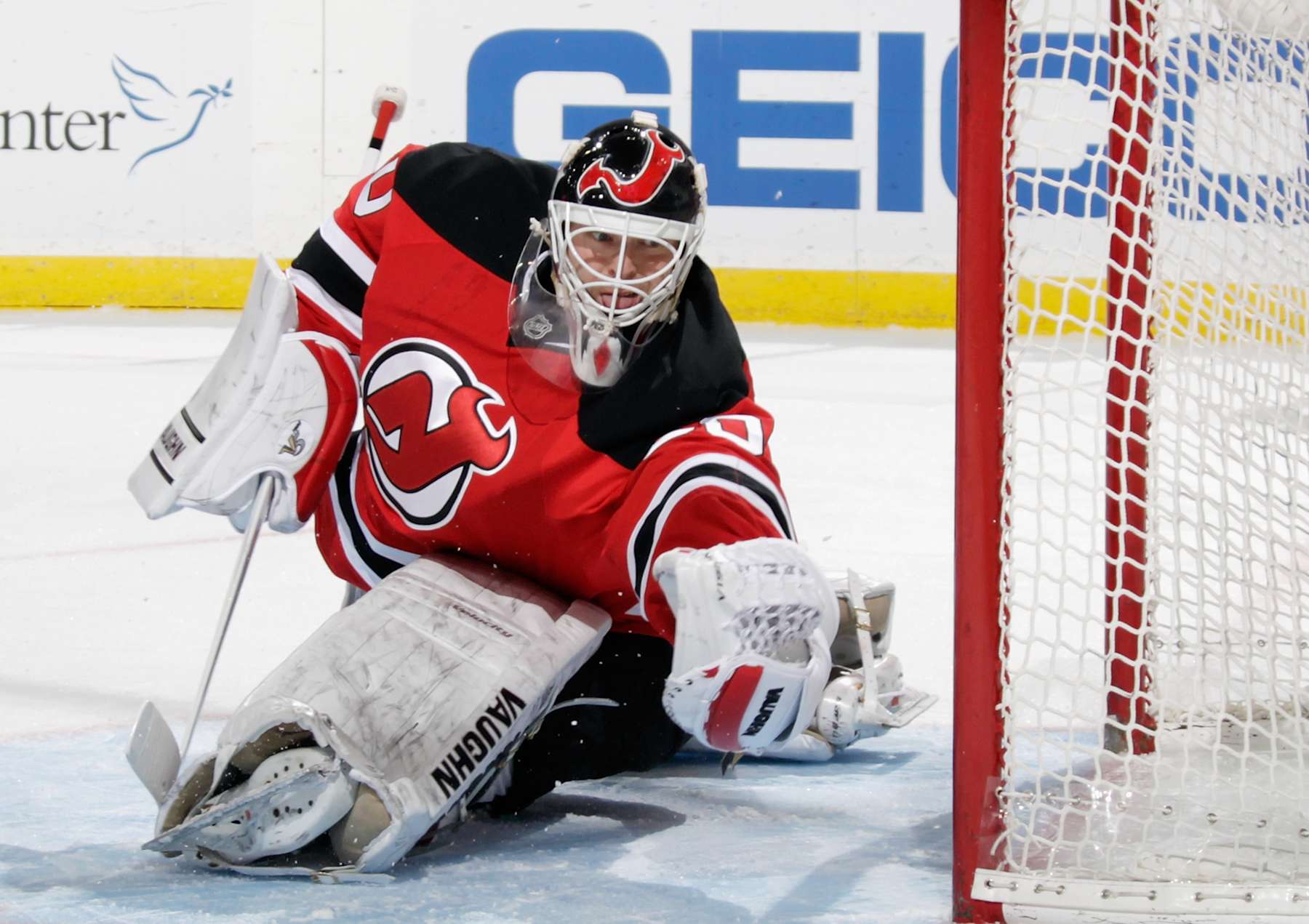 NEWARK, NJ - APRIL 11: Martin Brodeur #30 of the New Jersey Devils makes the first period save against the New York Islanders at the Prudential Center on April 11, 2014 in Newark, New Jersey. (Photo by Bruce Bennett/Getty Images)