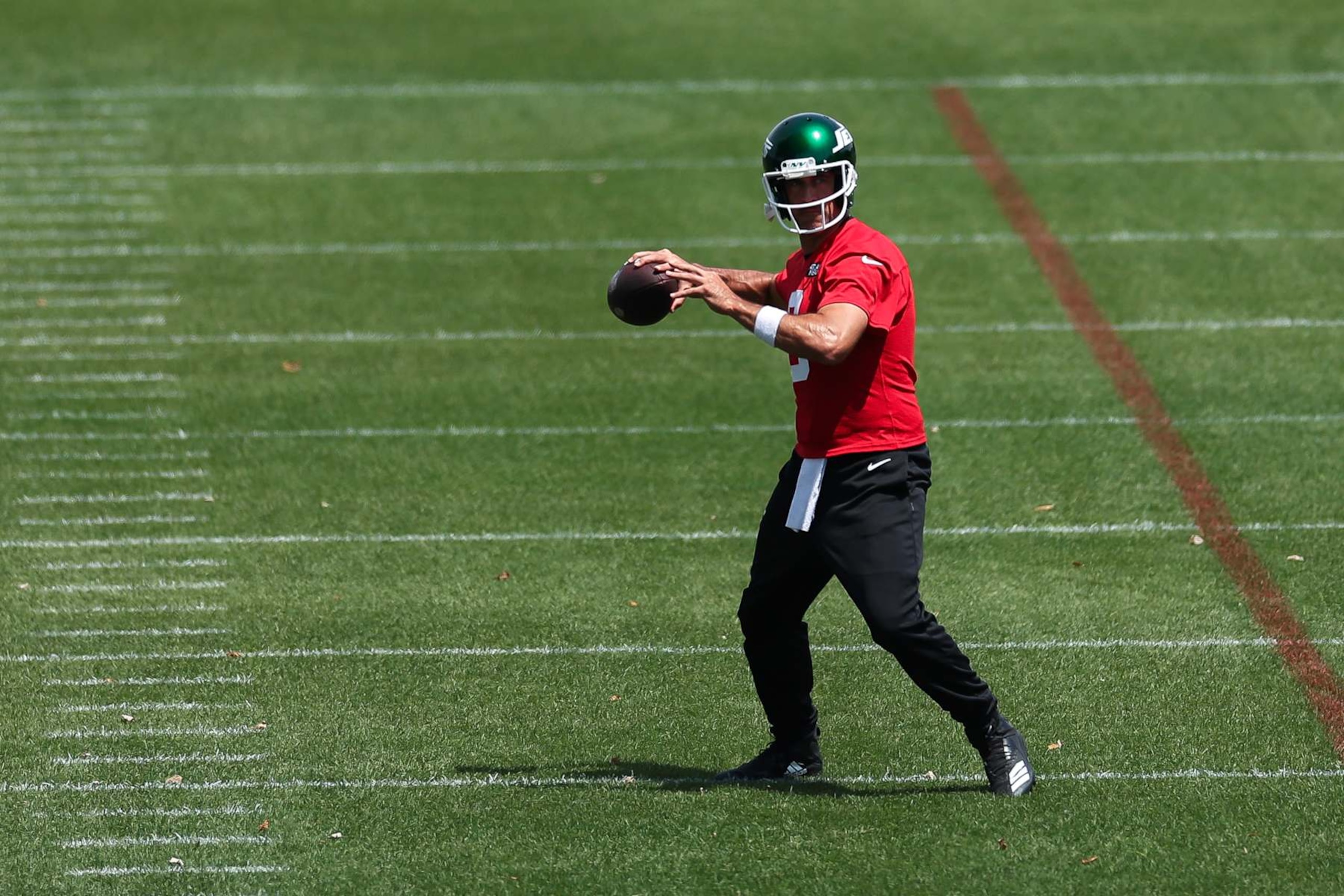 FLORHAM PARK, NEW JERSEY - JUNE 04: Aaron Rodgers #8 of the New York Jets throws the ball during New York Jets OTA Offseason Workouts at Atlantic Health Jets Training Center on June 04, 2024 in Florham Park, New Jersey. (Photo by Luke Hales/Getty Images) FLORHAM PARK, NEW JERSEY - JUNE 04: Aaron Rodgers #8 of the New York Jets throws the ball during New York Jets OTA Offseason Workouts at Atlantic Health Jets Training Center on June 04, 2024 in Florham Park, New Jersey. (Photo by Luke Hales/Getty Images)