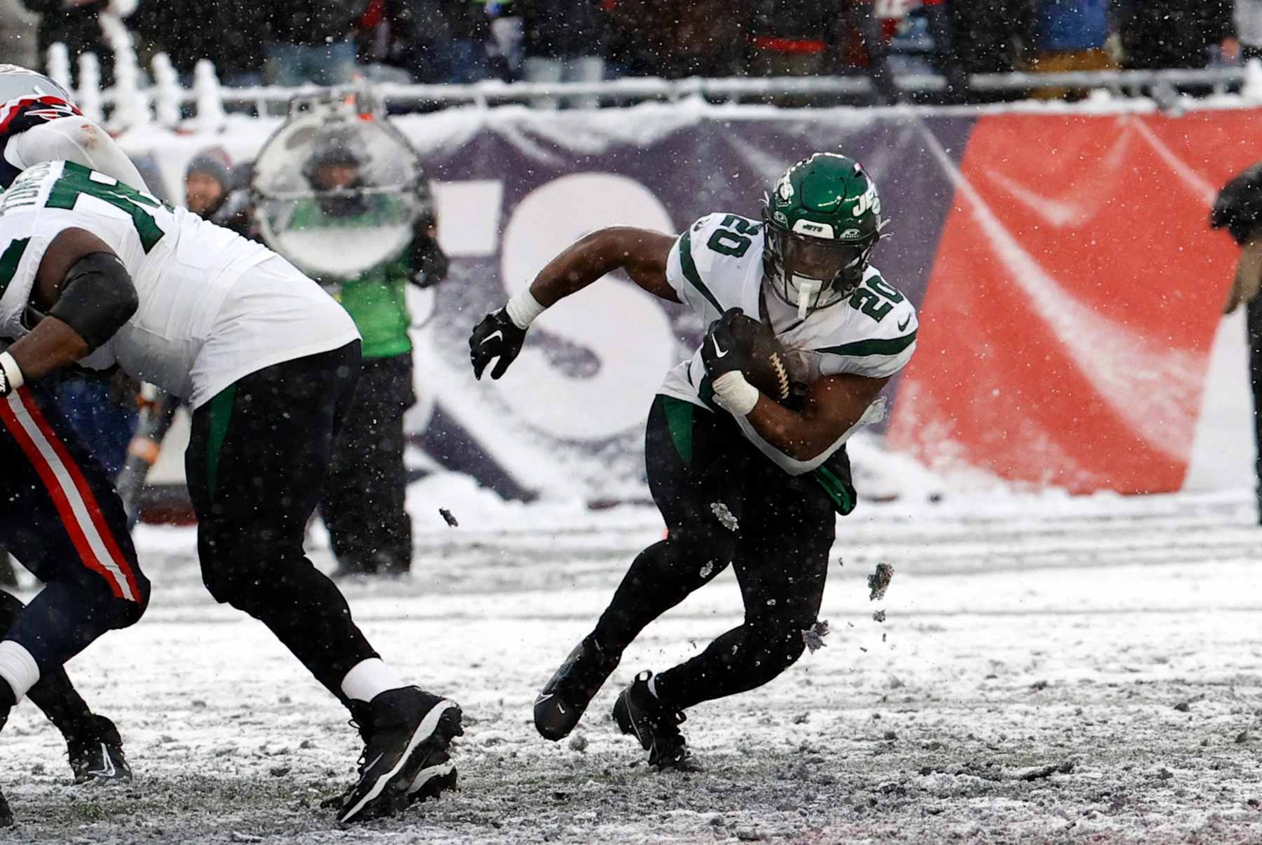 FOXBOROUGH, MA - JANUARY 07: New York Jets running back Breece Hall (20) gets around end during a game between the New England Patriots and the New York Jets on January 7, 2024, at Gillette Stadium in Foxborough, Massachusetts. (Photo by Fred Kfoury III/Icon Sportswire via Getty Images) FOXBOROUGH, MA - JANUARY 07: New York Jets running back Breece Hall (20) gets around end during a game between the New England Patriots and the New York Jets on January 7, 2024, at Gillette Stadium in Foxborough, Massachusetts. (Photo by Fred Kfoury III/Icon Sportswire via Getty Images)