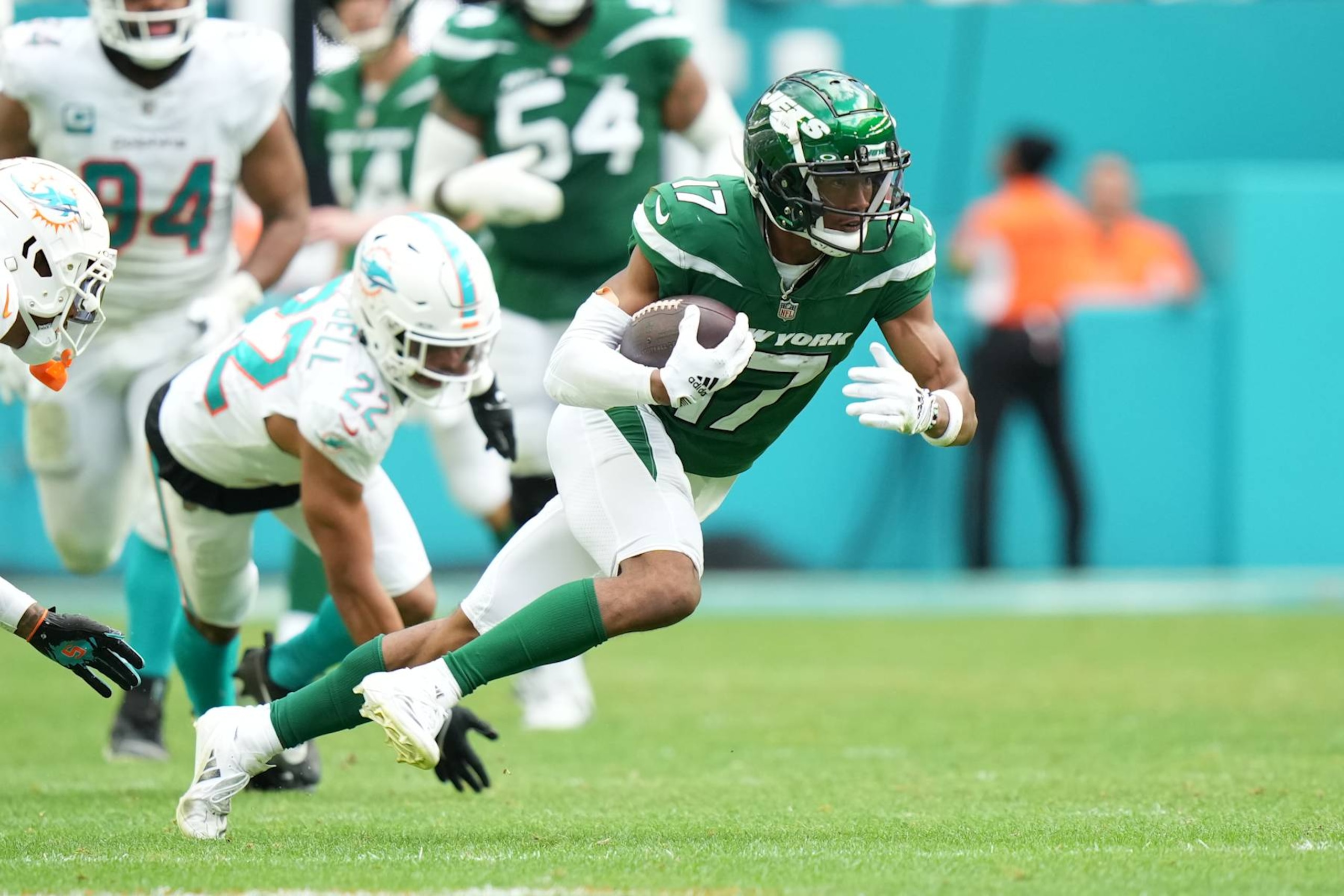 MIAMI GARDENS, FL - DECEMBER 17: New York Jets wide receiver Garrett Wilson (17) runs after juking a defender following his reception during the game between the New York Jets and the Miami Dolphins on Sunday, December 17, 2023 at Hard Rock Stadium, Hard Rock Stadium, Fla. (Photo by Peter Joneleit/Icon Sportswire via Getty Images) MIAMI GARDENS, FL - DECEMBER 17: New York Jets wide receiver Garrett Wilson (17) runs after juking a defender following his reception during the game between the New York Jets and the Miami Dolphins on Sunday, December 17, 2023 at Hard Rock Stadium, Hard Rock Stadium, Fla. (Photo by Peter Joneleit/Icon Sportswire via Getty Images)