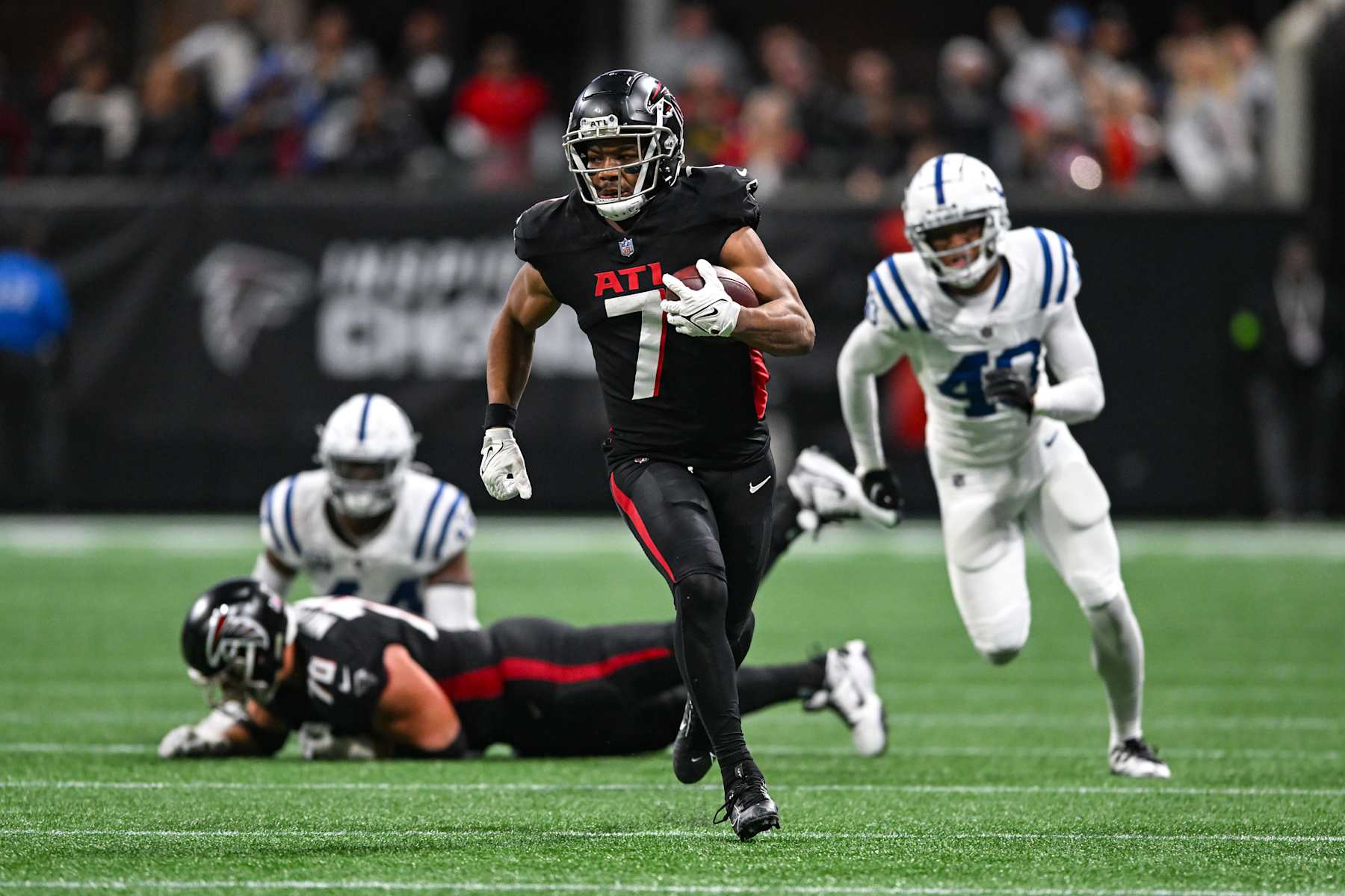 ATLANTA, GA  DECEMBER 24:  Atlanta running back Bijan Robinson (7) runs the ball during the NFL game between the Indianapolis Colts and the Atlanta Falcons on December 24th, 2023 at Mercedes-Benz Stadium in Atlanta, GA.  (Photo by Rich von Biberstein/Icon Sportswire via Getty Images)