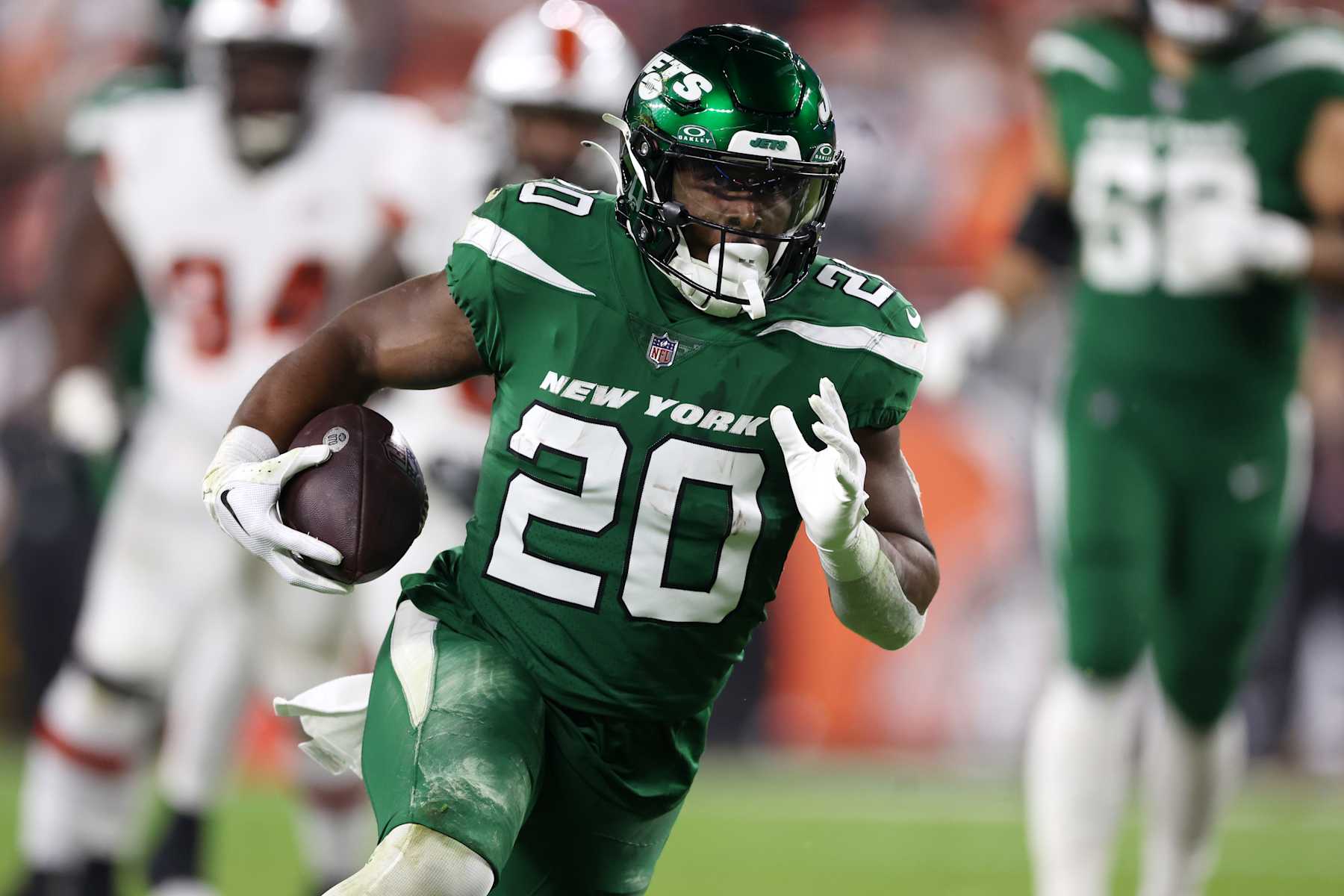 CLEVELAND, OHIO - DECEMBER 28: Breece Hall #20 runs teh ball against the Cleveland Browns at Cleveland Browns Stadium on December 28, 2023 in Cleveland, Ohio. (Photo by Gregory Shamus/Getty Images)