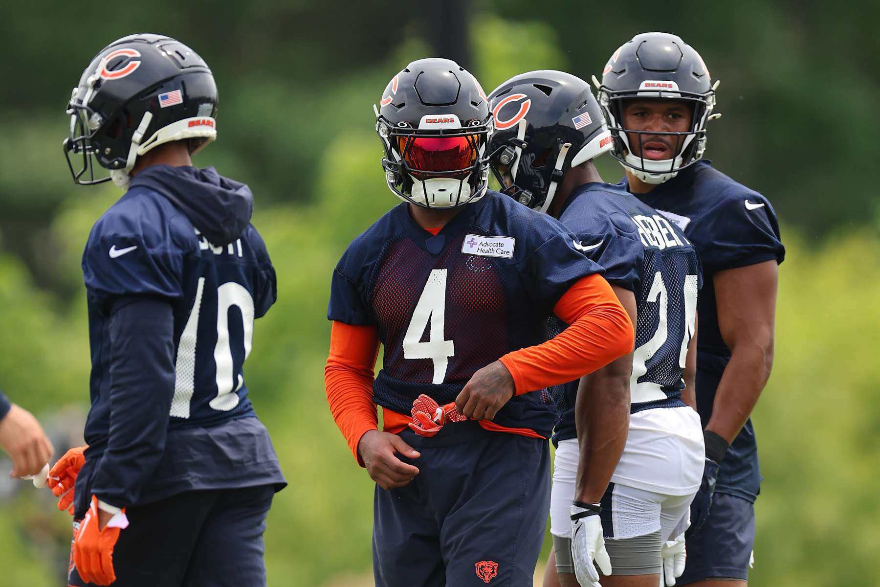 LAKE FOREST, ILLINOIS - JUNE 04: D'Andre Swift #4 of the Chicago Bears looks on during Chicago Bears Minicamp at Halas Hall on June 04, 2024 in Lake Forest, Illinois. (Photo by Michael Reaves/Getty Images)