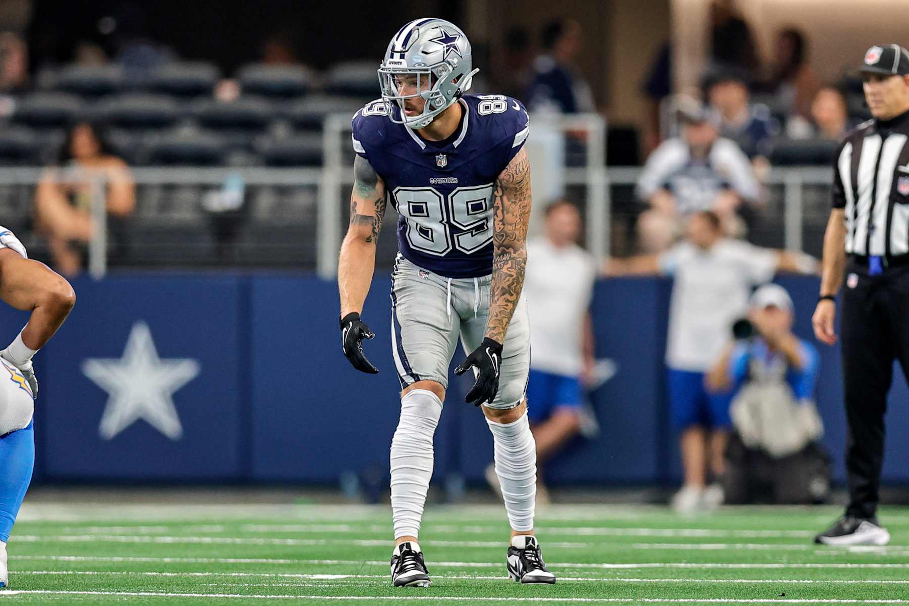 ARLINGTON, TX - AUGUST 24: Dallas Cowboys tight end Peyton Hendershot (89) waits for the snap during the game between the Dallas Cowboys and the Los Angeles Chargers on August 24, 2024 at AT&T Stadium in Arlington, Texas. (Photo by Matthew Pearce/Icon Sportswire via Getty Images)