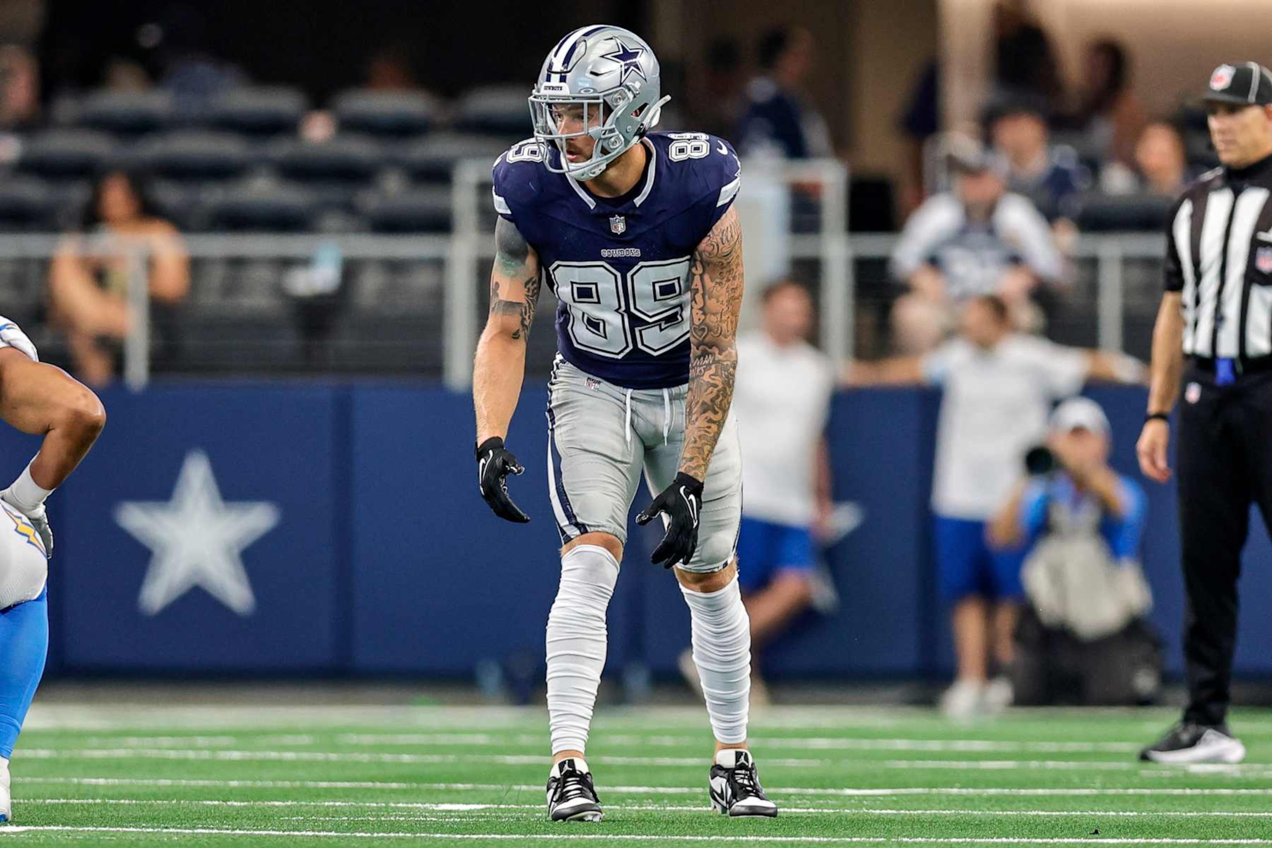 ARLINGTON, TX - AUGUST 24: Dallas Cowboys tight end Peyton Hendershot (89) waits for the snap during the game between the Dallas Cowboys and the Los Angeles Chargers on August 24, 2024 at AT&T Stadium in Arlington, Texas. (Photo by Matthew Pearce/Icon Sportswire via Getty Images)