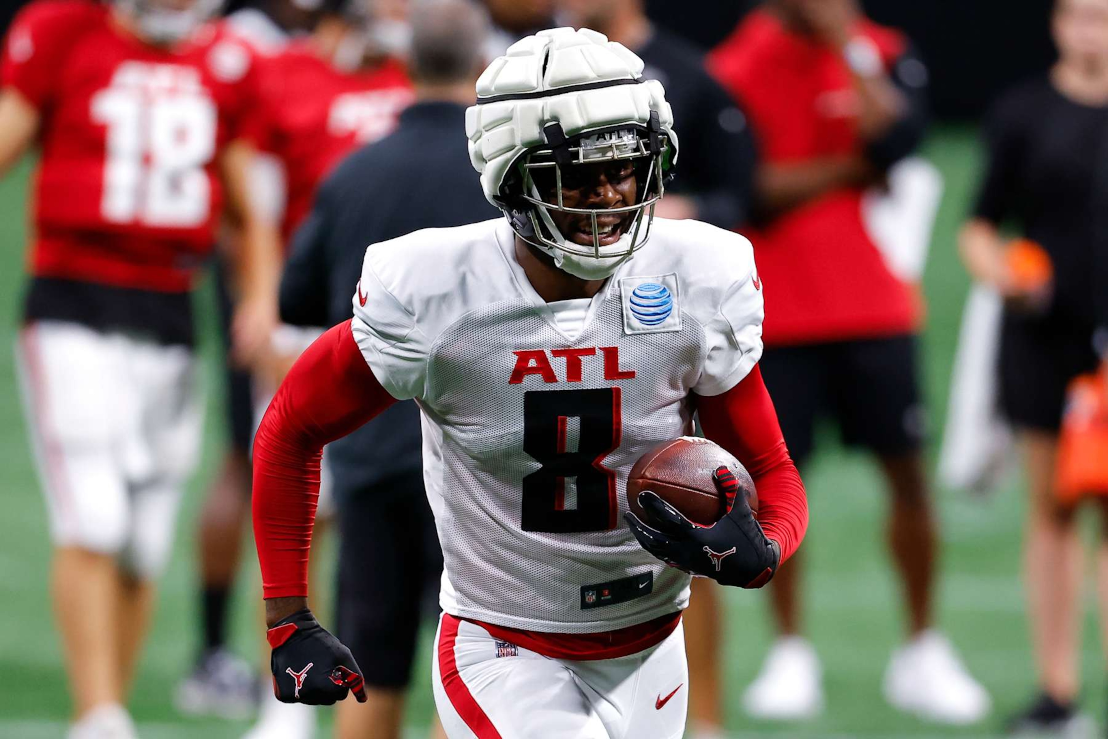 ATLANTA, GEORGIA - AUGUST 2: Kyle Pitts #8 of the Atlanta Falcons runs through drills during NFL training camp at Mercedes-Benz Stadium on August 2, 2024 in Atlanta, Georgia. (Photo by Todd Kirkland/Getty Images) ATLANTA, GEORGIA - AUGUST 2: Kyle Pitts #8 of the Atlanta Falcons runs through drills during NFL training camp at Mercedes-Benz Stadium on August 2, 2024 in Atlanta, Georgia. (Photo by Todd Kirkland/Getty Images)