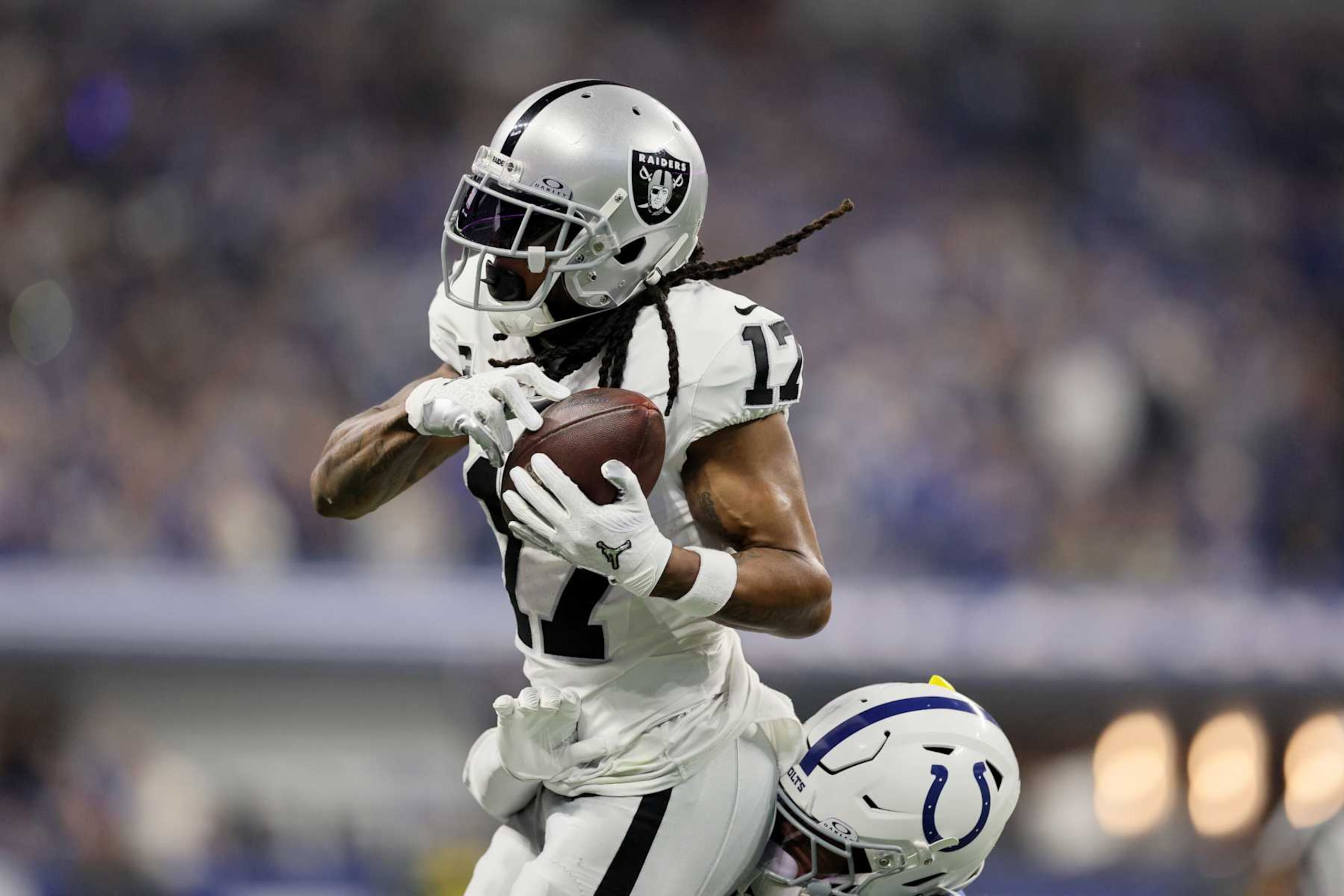 INDIANAPOLIS, INDIANA - DECEMBER 31: Davante Adams #17 of the  Las Vegas Raiders catches a pass in the game against the Indianapolis Colts at Lucas Oil Stadium on December 31, 2023 in Indianapolis, Indiana. (Photo by Andy Lyons/Getty Images)