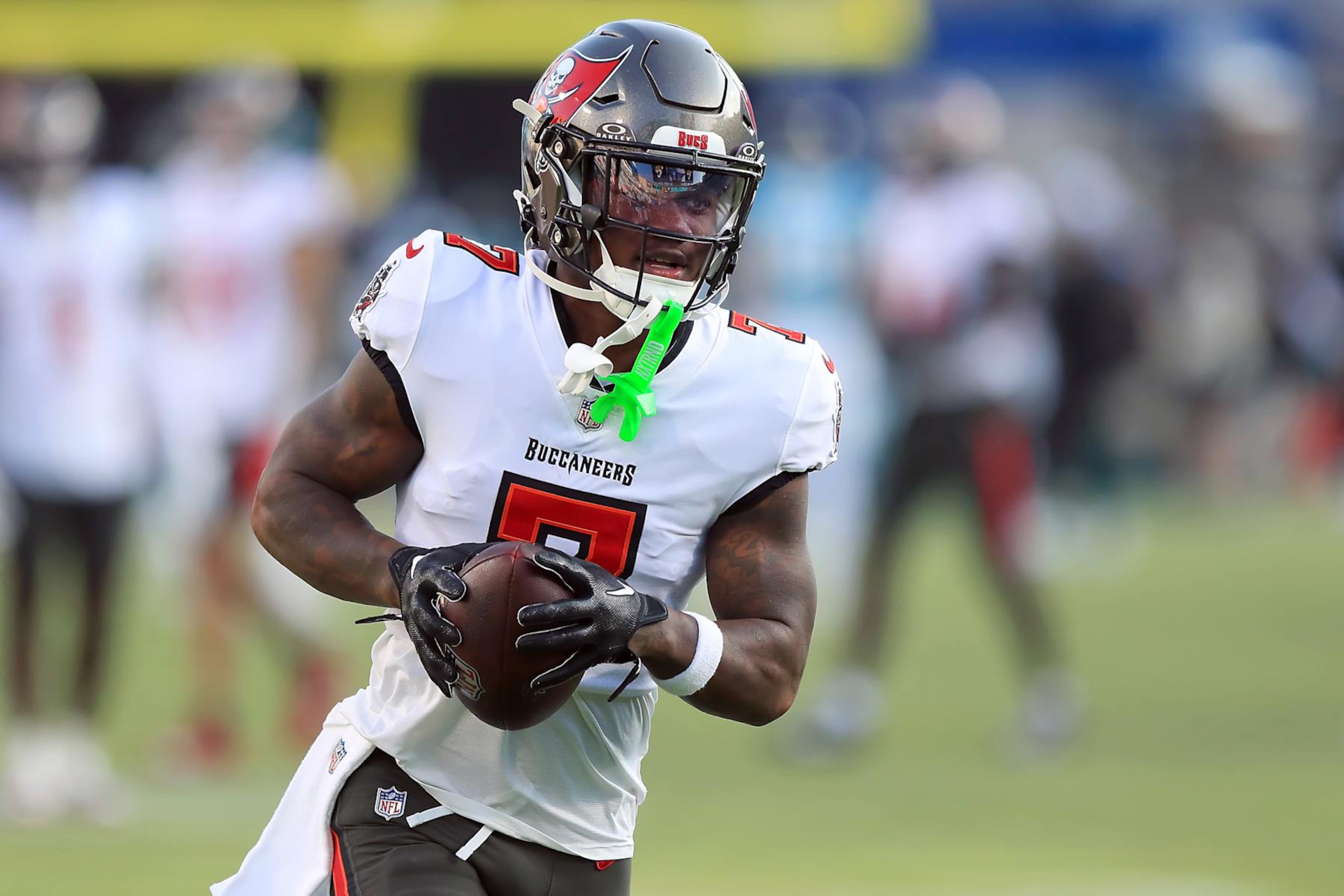 JACKSONVILLE, FL - August 17: Tampa Bay Buccaneers Running Back Bucky Irving (7) catches a ball during the preseason game between the Tampa Bay Buccaneers and the Jacksonville Jaguars on August 17, 2024 at EverBank Stadium in Jacksonville, FL. (Photo by Cliff Welch/Icon Sportswire via Getty Images)