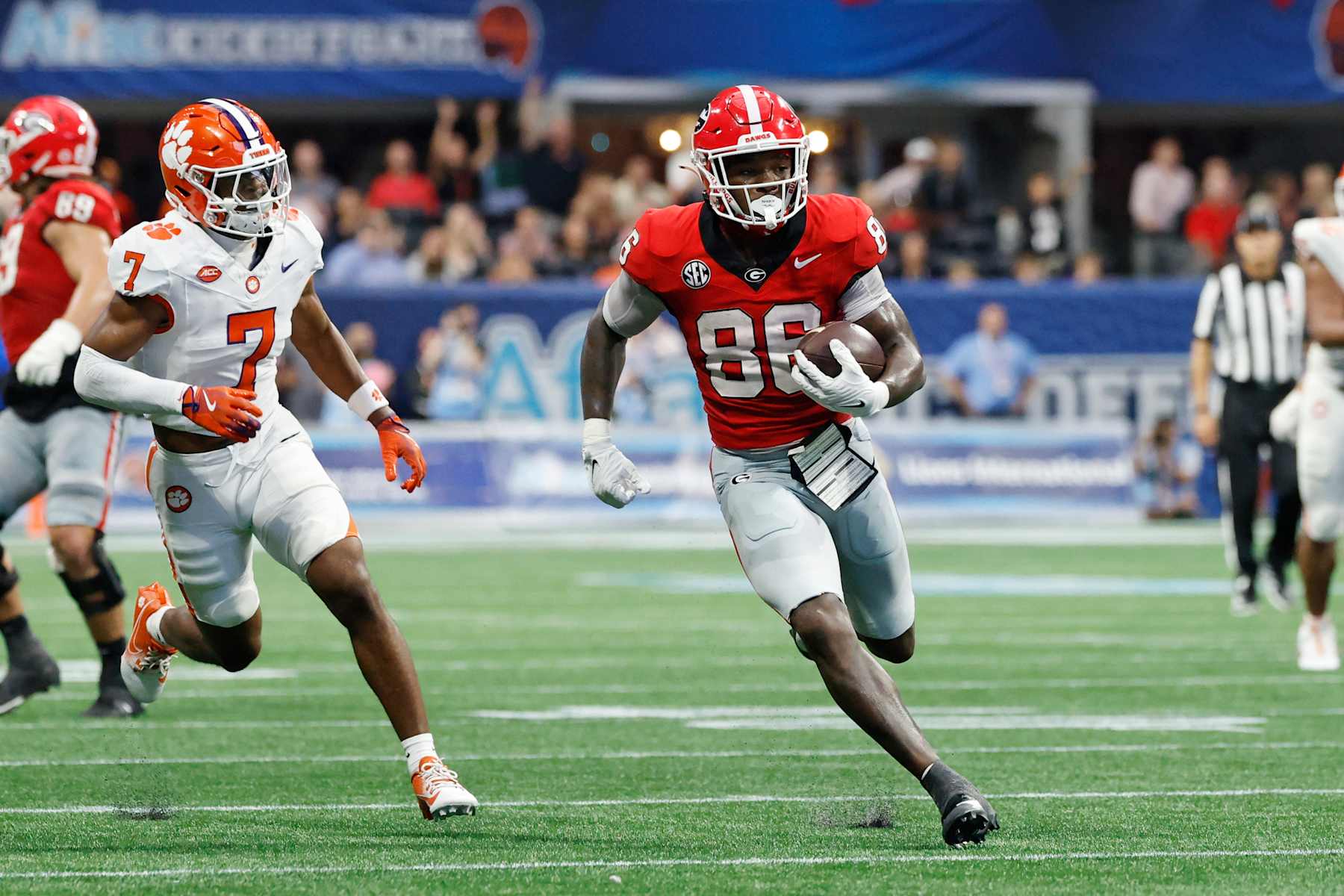ATLANTA, GA - AUGUST 31: Georgia Bulldogs wide receiver Dillon Bell (86) runs with the ball after a reception during the AFLAC Kickoff college football game against the Clemson Tigers on August 31, 2024 at Mercedes-Benz Stadium in Atlanta, Georgia. (Photo by Joe Robbins/Icon Sportswire via Getty Images)
