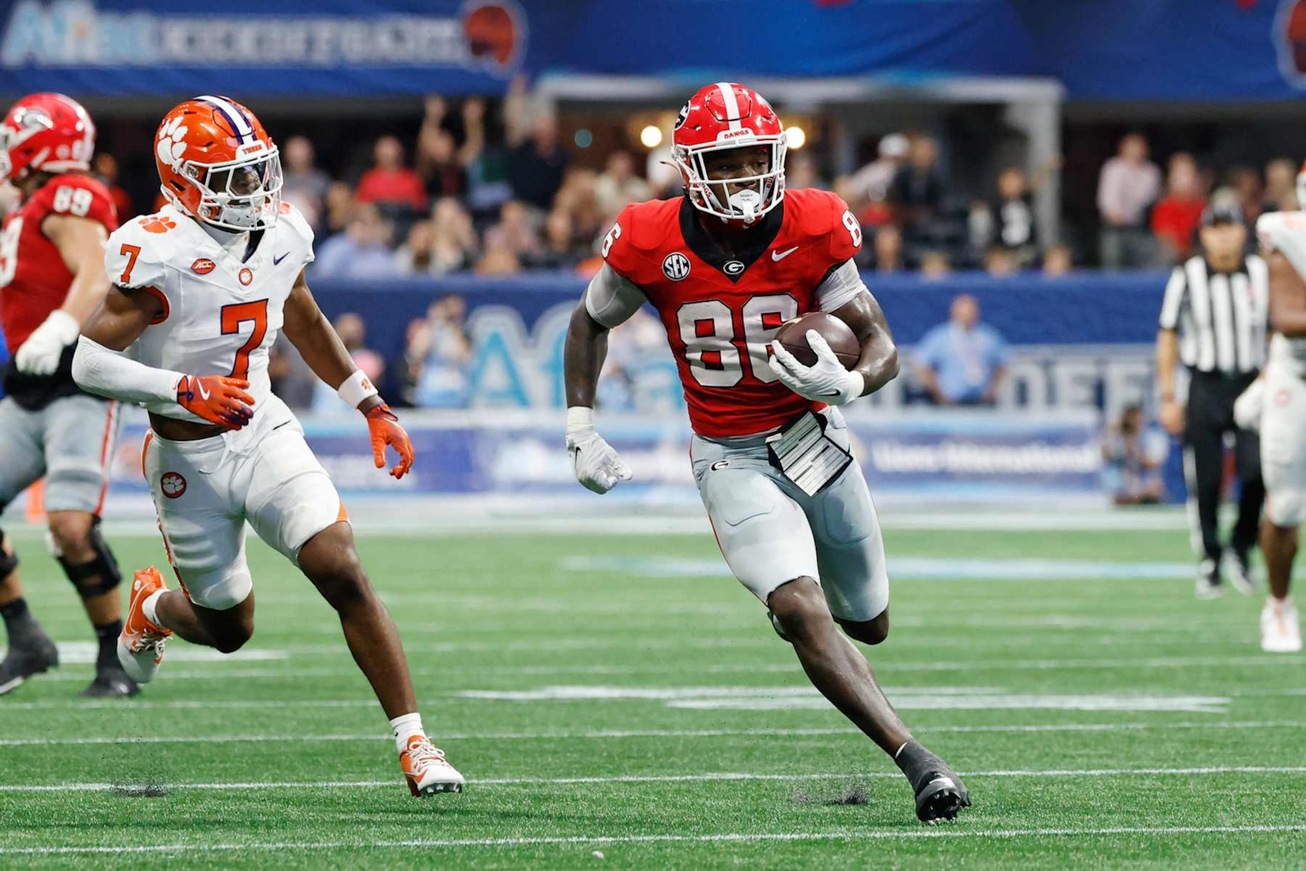 ATLANTA, GA - AUGUST 31: Georgia Bulldogs wide receiver Dillon Bell (86) runs with the ball after a reception during the AFLAC Kickoff college football game against the Clemson Tigers on August 31, 2024 at Mercedes-Benz Stadium in Atlanta, Georgia. (Photo by Joe Robbins/Icon Sportswire via Getty Images)
