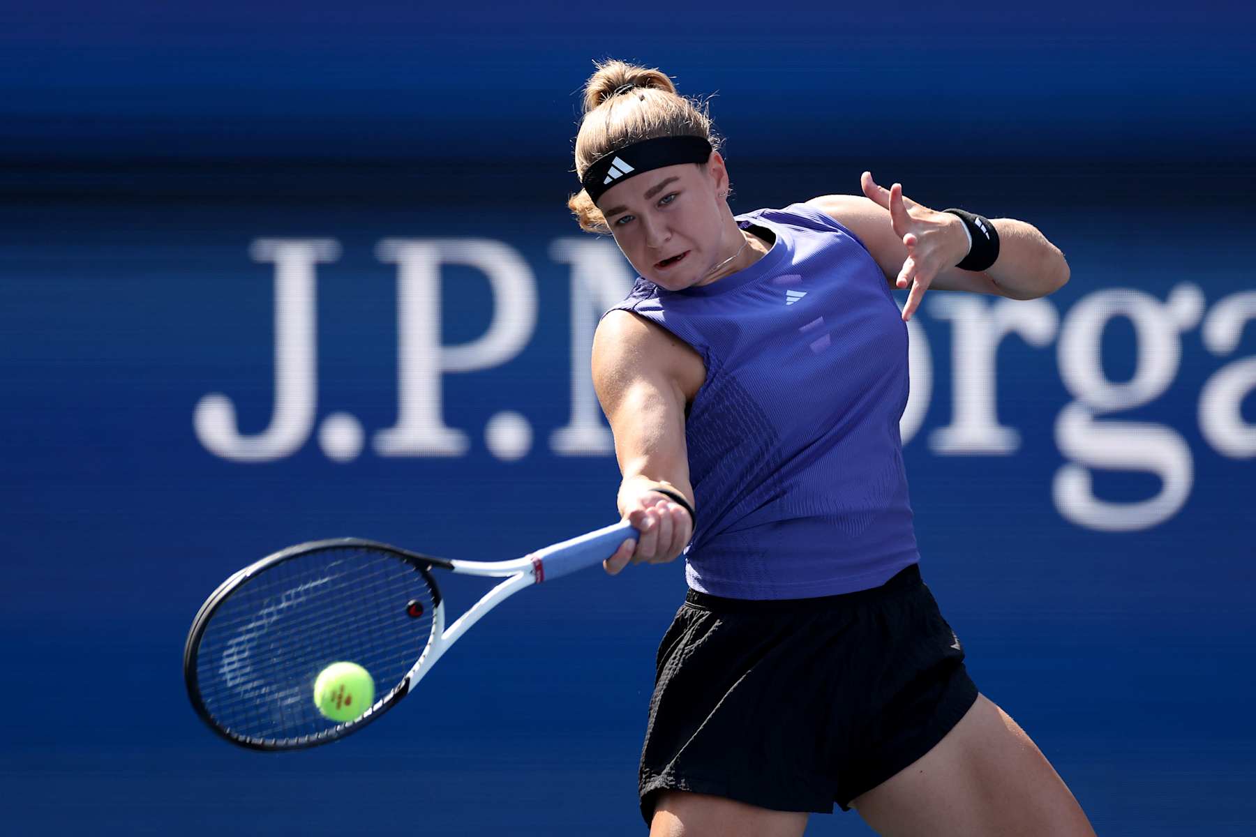 NEW YORK, NEW YORK - SEPTEMBER 02: Karolina Muchova of Czech Republic returns a shot against Jasmine Paolini of Italy during their Women's Singles Fourth Round match on Day Eight of the 2024 US Open at USTA Billie Jean King National Tennis Center on September 02, 2024 in the Flushing neighborhood of the Queens borough of New York City. (Photo by Sarah Stier/Getty Images)