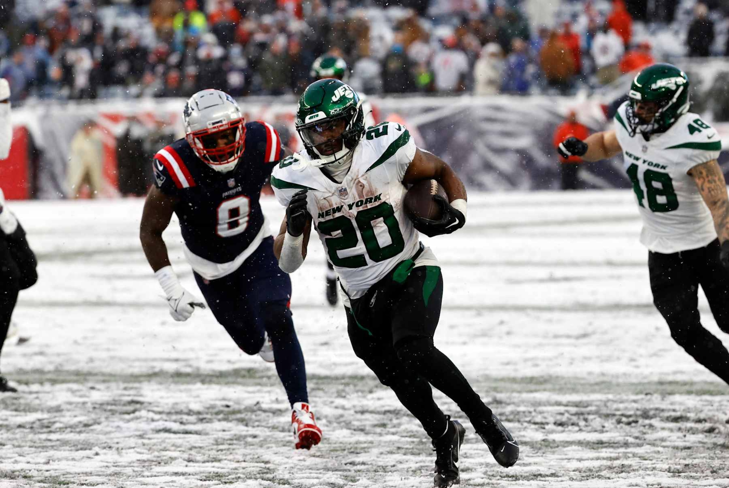 FOXBOROUGH, MA - JANUARY 07: New York Jets running back Breece Hall (20) heads for the house during a game between the New England Patriots and the New York Jets on January 7, 2024, at Gillette Stadium in Foxborough, Massachusetts. (Photo by Fred Kfoury III/Icon Sportswire via Getty Images)
