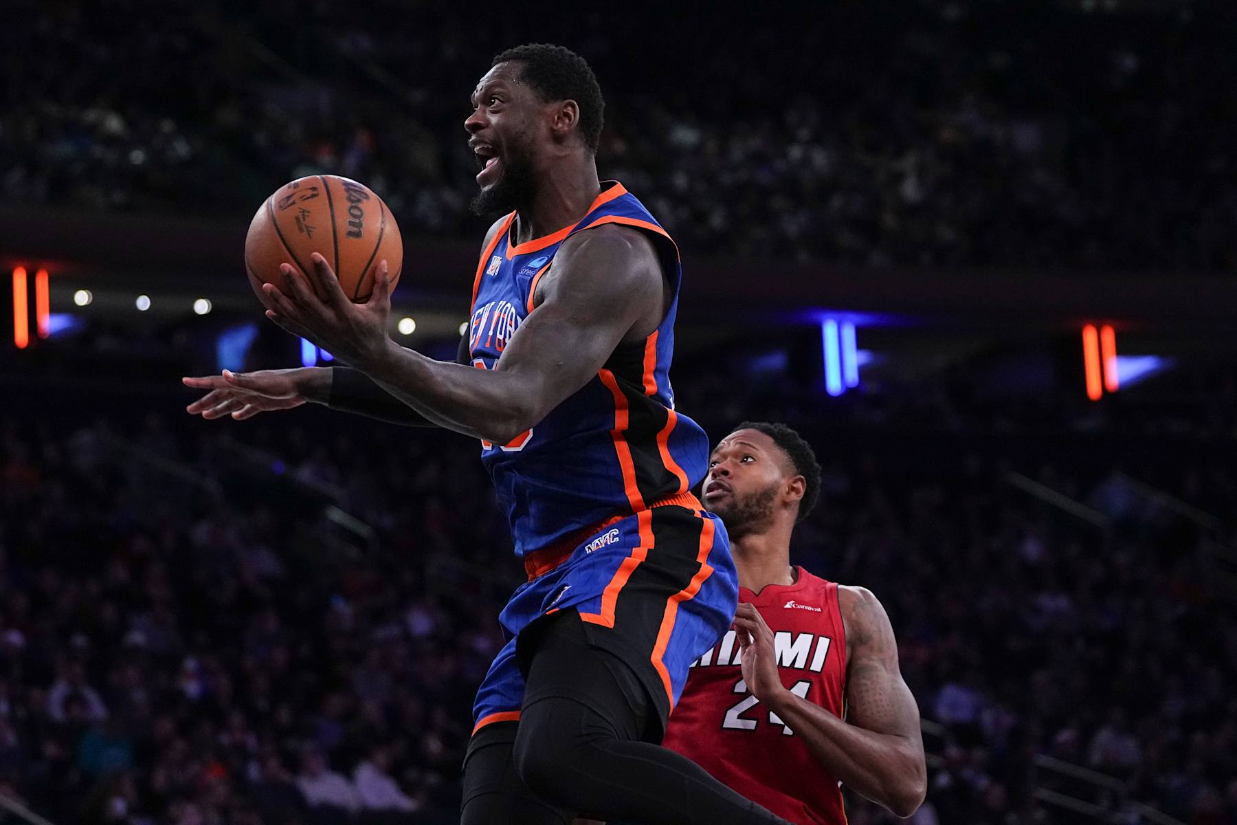 NEW YORK, NEW YORK - JANUARY 27: Julius Randle #30 of the New York Knicks shoots the ball against Haywood Highsmith #24 of the Miami Heat at Madison Square Garden on January 27, 2024 in New York City. NOTE TO USER: User expressly acknowledges and agrees that, by downloading and or using this photograph, User is consenting to the terms and conditions of the Getty Images License Agreement. (Photo by Mitchell Leff/Getty Images)