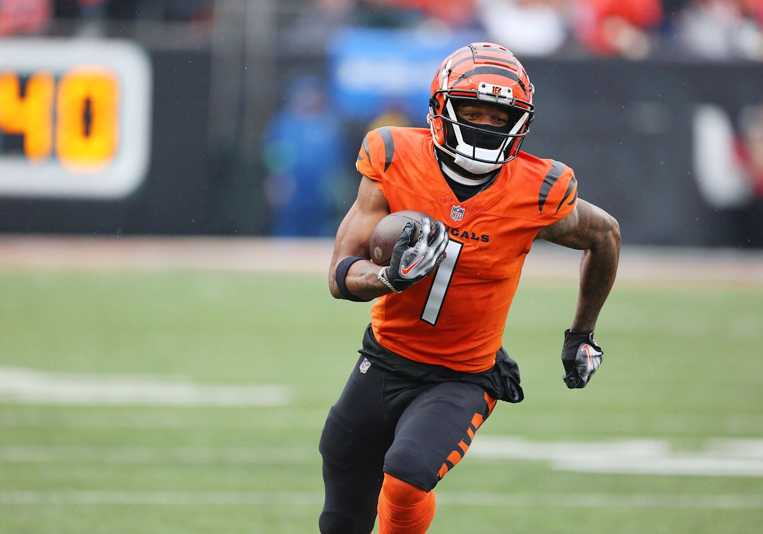 CINCINNATI, OH - NOVEMBER 26: Cincinnati Bengals wide receiver Ja'Marr Chase (1) in a game between the Pittsburgh Steelers and the Cincinnati Bengals at Paycor Stadium on Sunday, November. 26, 2023. (Photo by Jeff Moreland/Icon Sportswire via Getty Images)