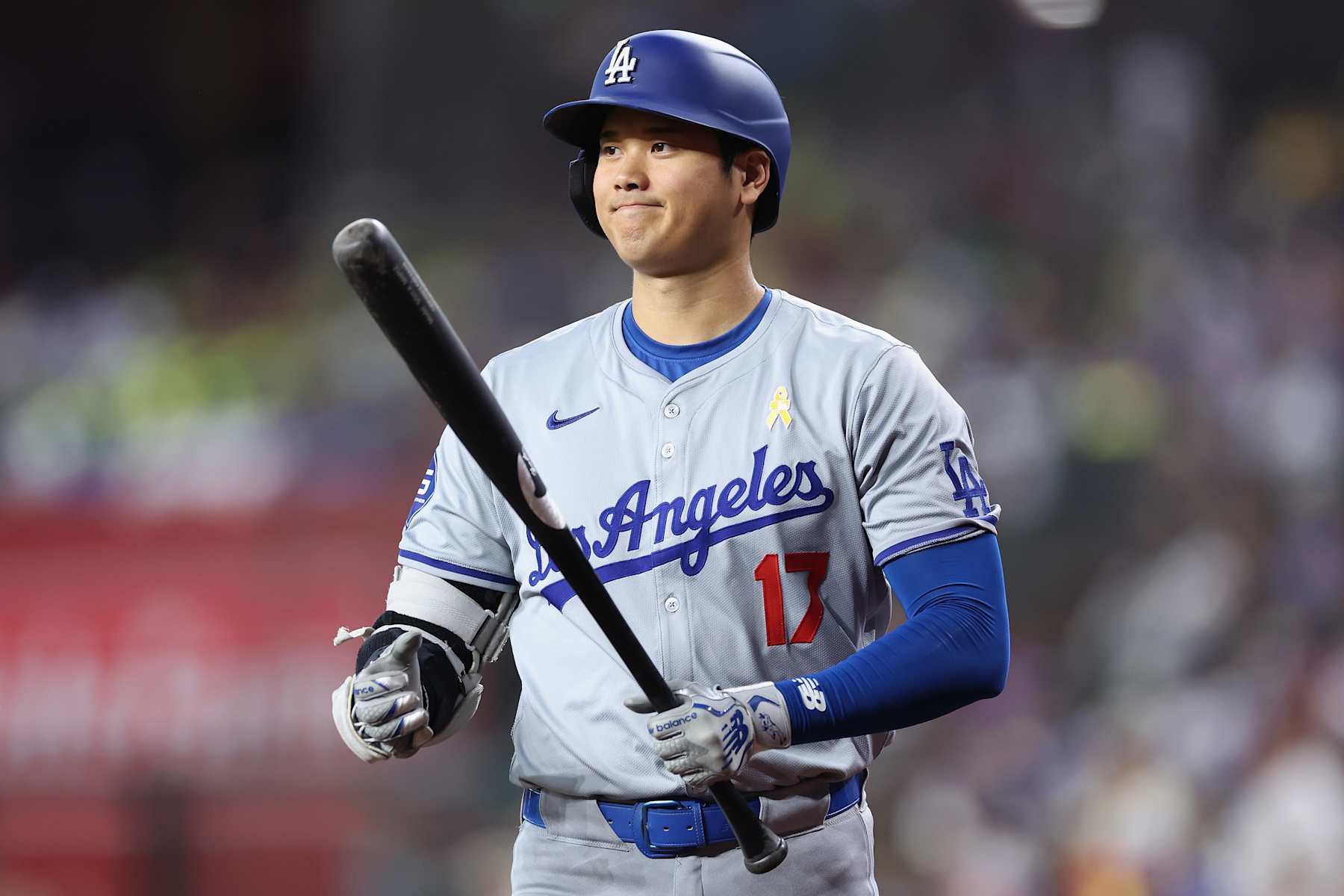 PHOENIX, ARIZONA - SEPTEMBER 01: Shohei Ohtani #17 of the Los Angeles Dodgers stands on deck during the first inning of the MLB game against the Arizona Diamondbacks at Chase Field on September 01, 2024 in Phoenix, Arizona. (Photo by Christian Petersen/Getty Images)