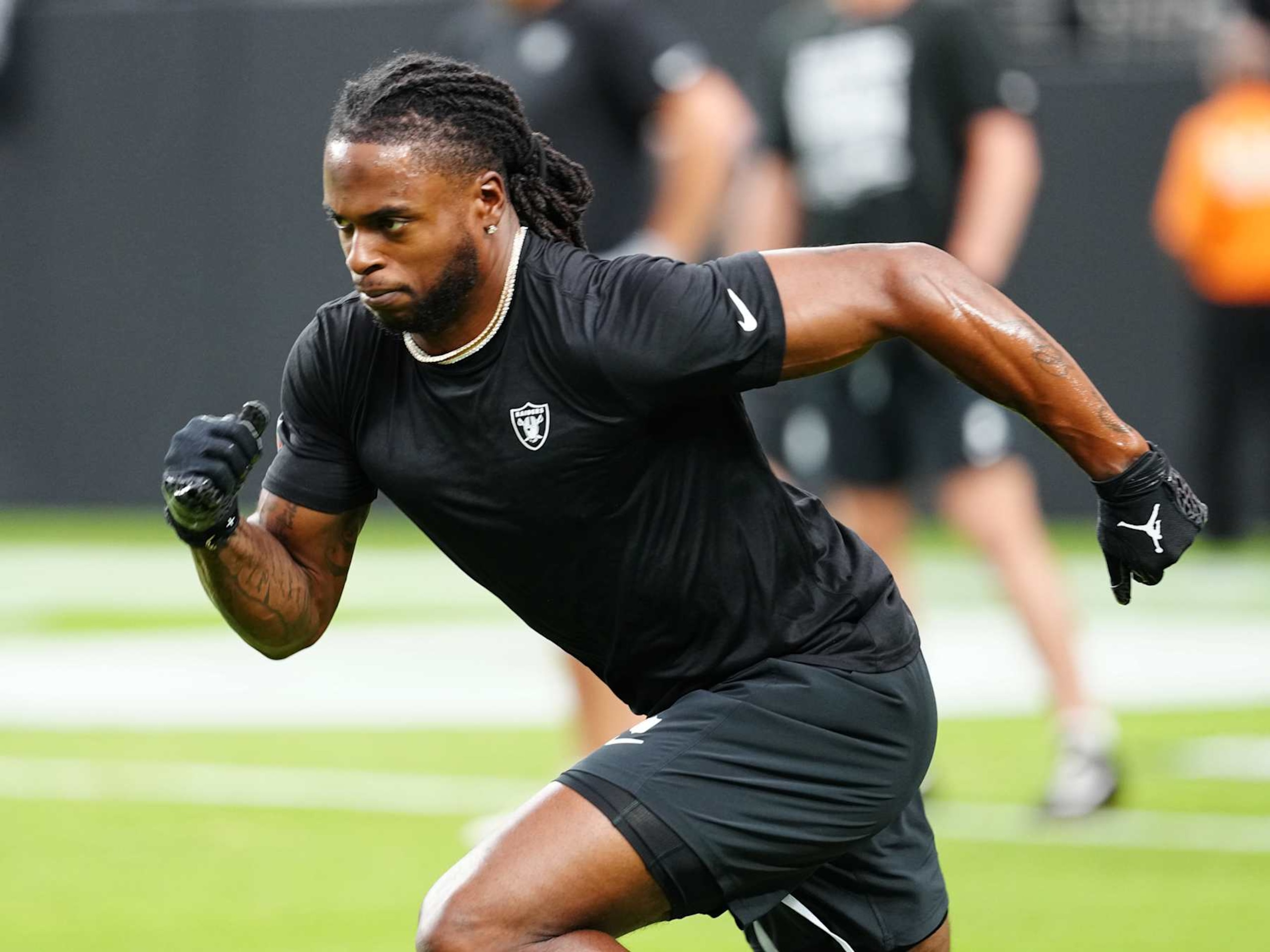 LAS VEGAS, NEVADA - AUGUST 23: Wide receiver Davante Adams #17 of the Las Vegas Raiders warms up before a preseason game against the San Francisco 49ers at Allegiant Stadium on August 23, 2024 in Las Vegas, Nevada. (Photo by Louis Grasse/Getty Images)