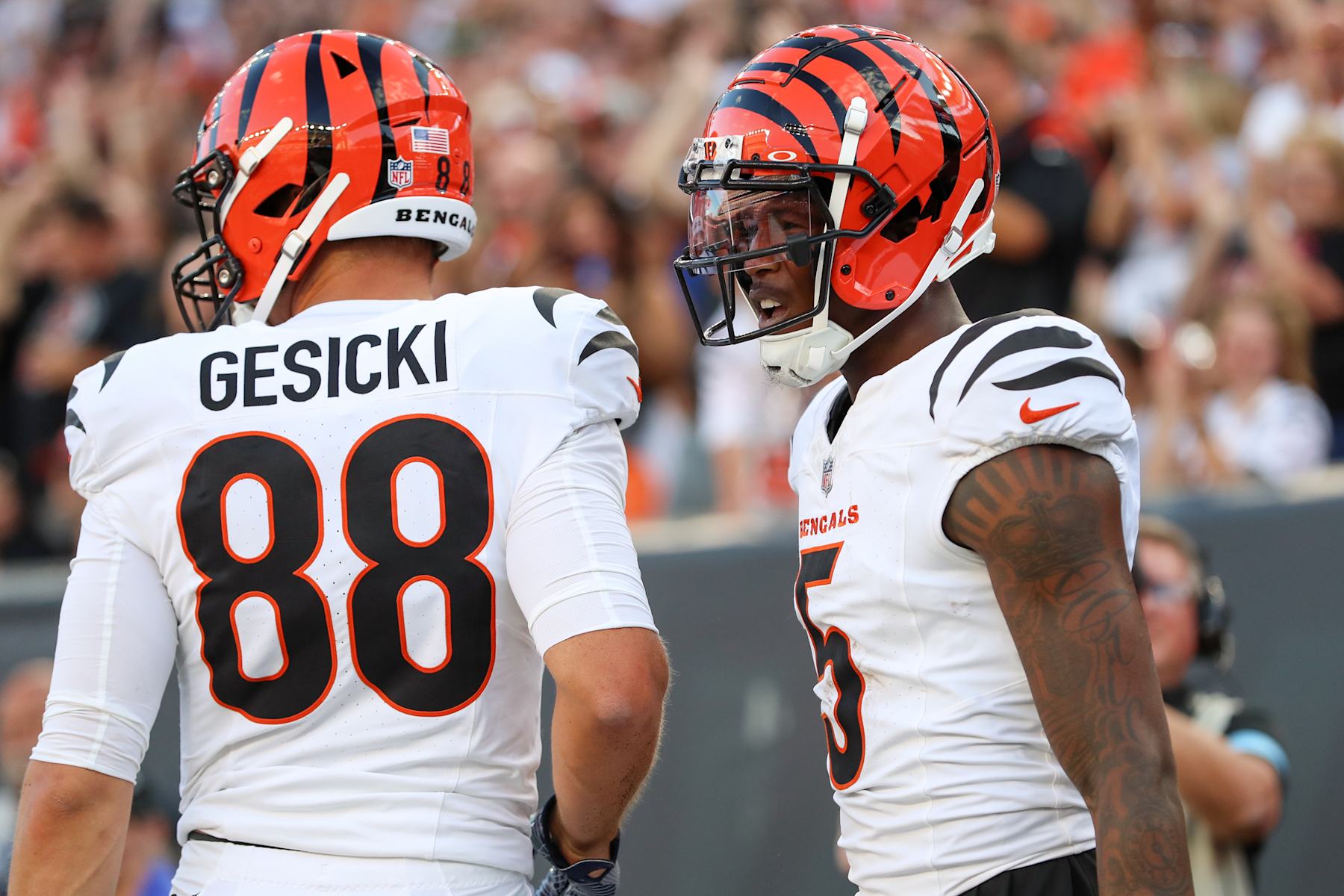 Bengals TE Mike Gesicki (left) and WR Tee Higgins (right)