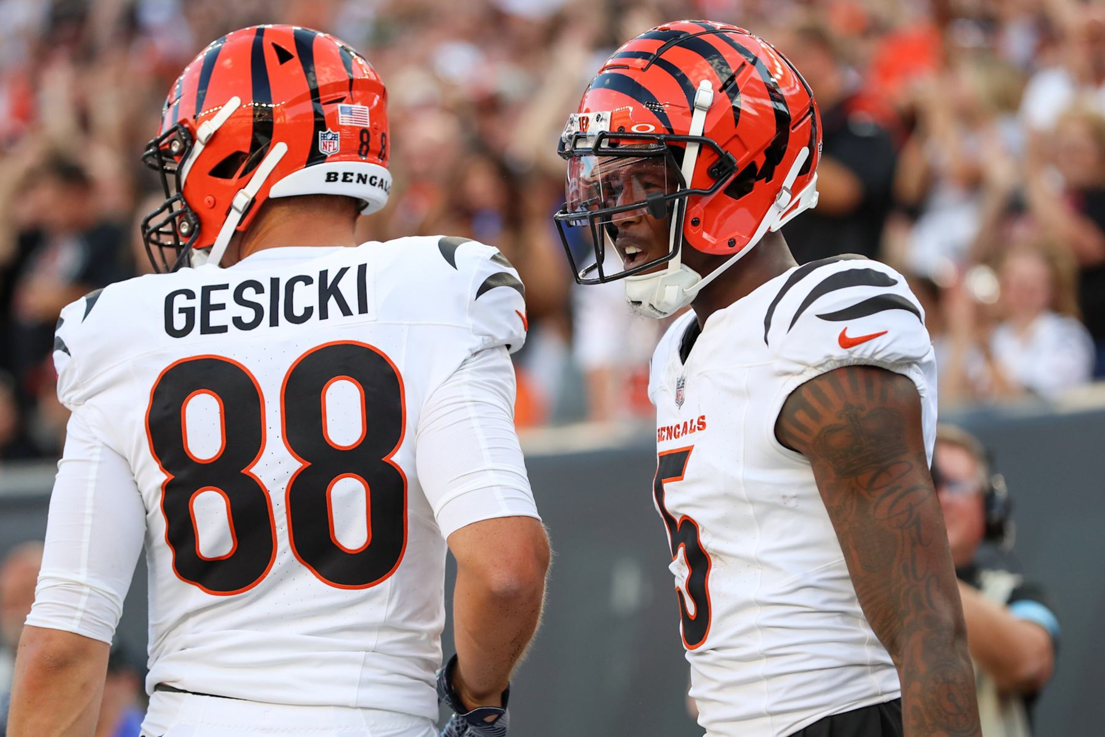 Bengals TE Mike Gesicki (left) and WR Tee Higgins (right)