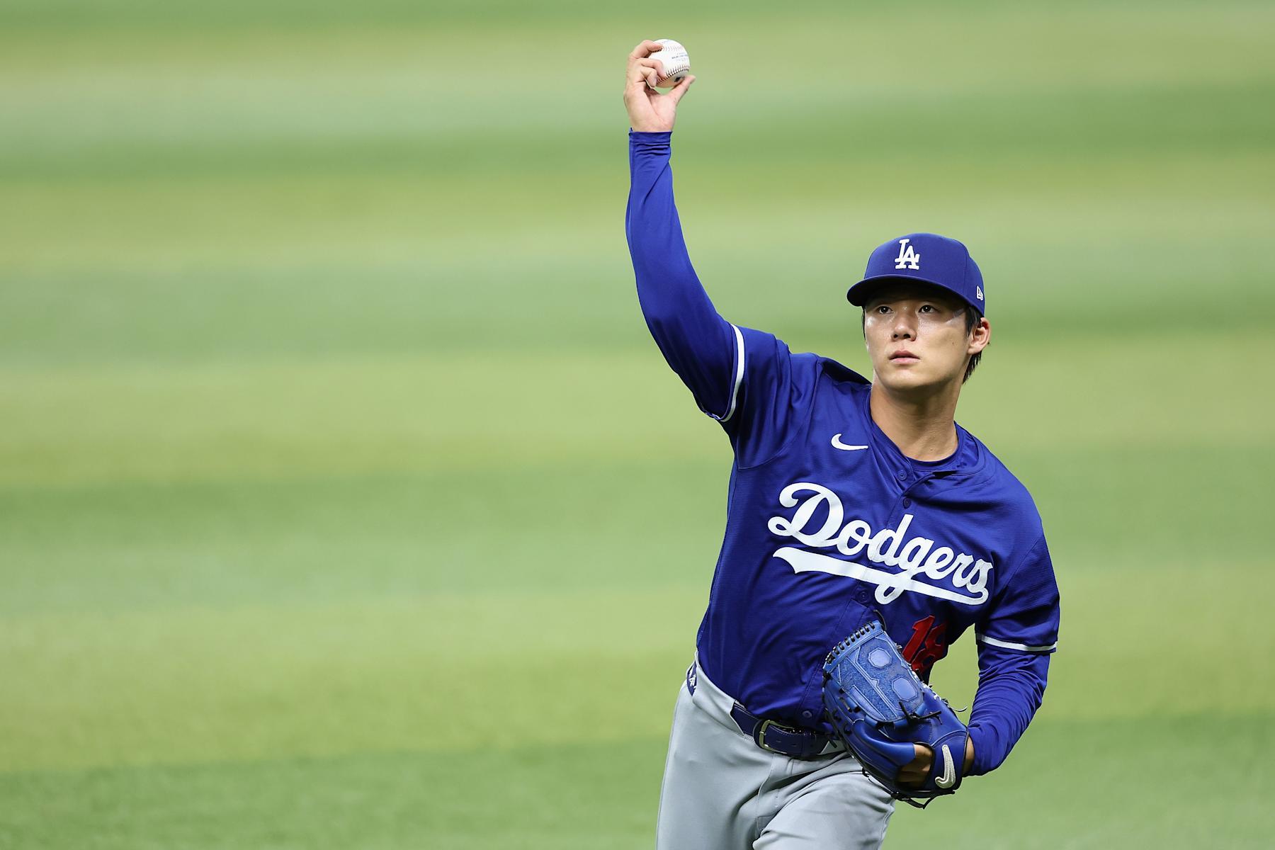 PHOENIX, ARIZONA - SEPTEMBER 01: Pitcher Yoshinobu Yamamoto #18 of the Los Angeles Dodgers warms up before the MLB game against the Arizona Diamondbacks at Chase Field on September 01, 2024 in Phoenix, Arizona. (Photo by Christian Petersen/Getty Images)