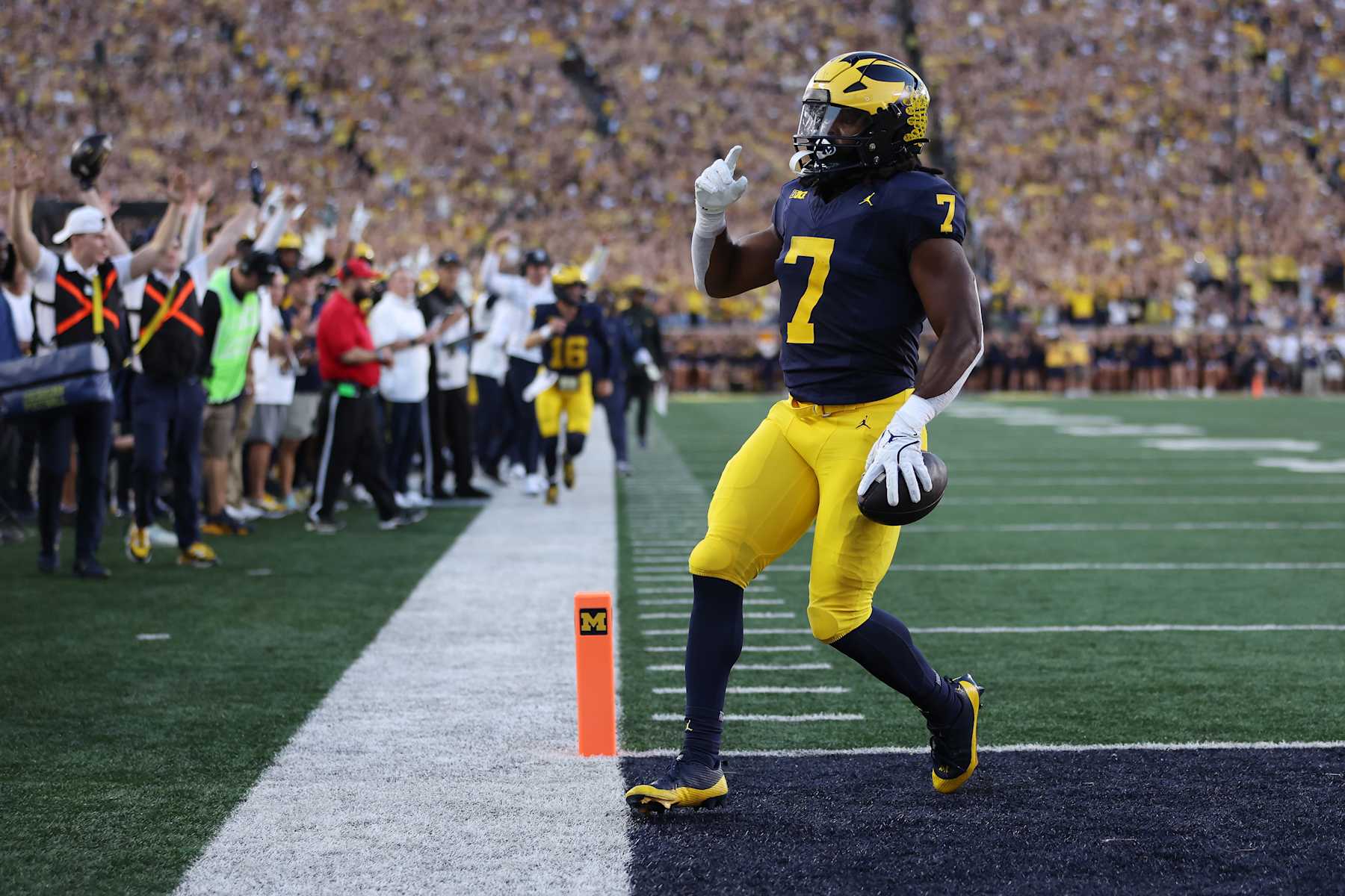 ANN ARBOR, MICHIGAN - AUGUST 31: Donovan Edwards #7 of the Michigan Wolverines scores a first half touchdown while playing the Fresno State Bulldogs at Michigan Stadium on August 31, 2024 in Ann Arbor, Michigan.  (Photo by Gregory Shamus/Getty Images)