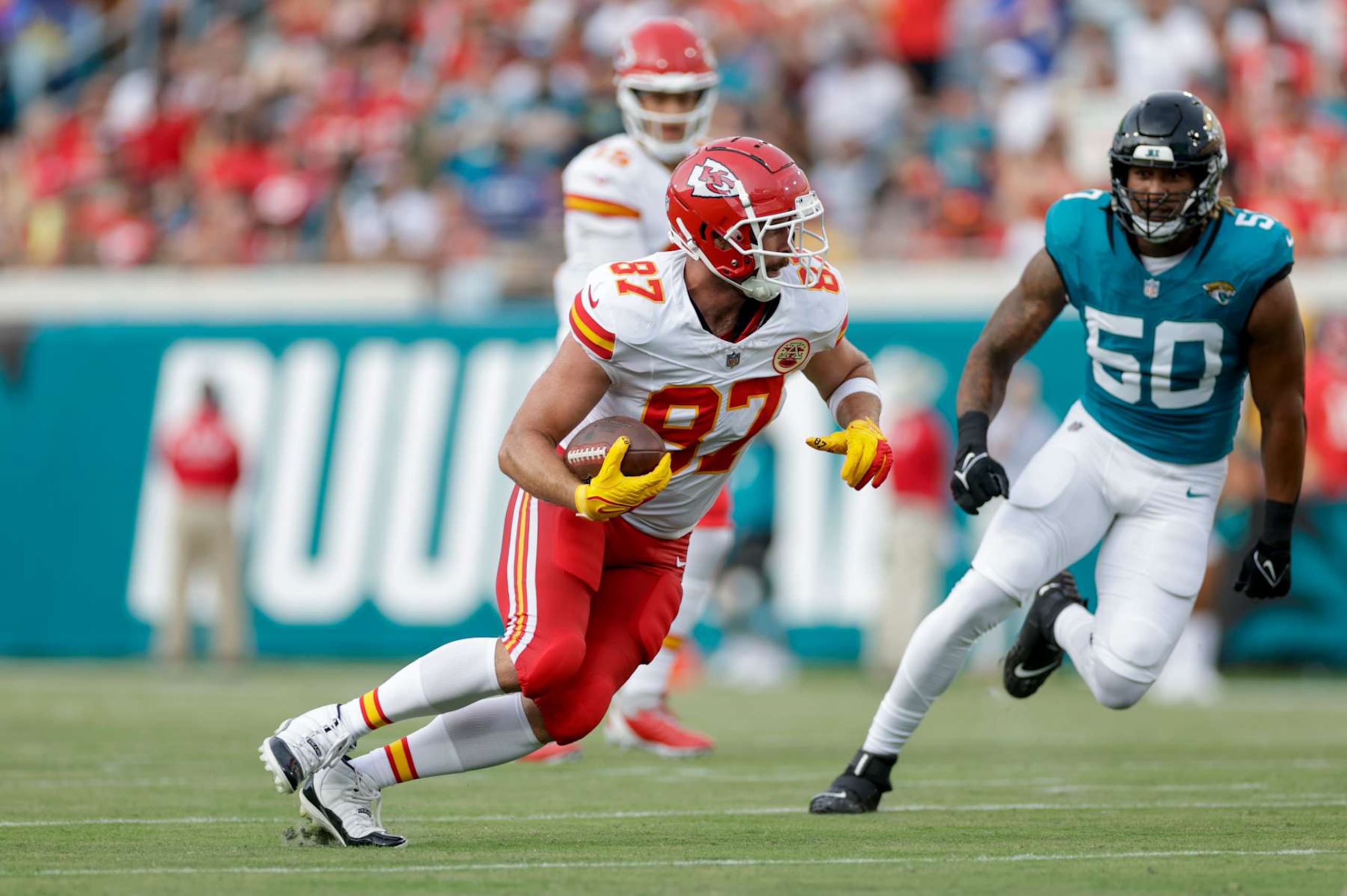 JACKSONVILLE, FL - AUGUST 10: Kansas City Chiefs tight end Travis Kelce (87) runs with the ball during the game between the Kansas City Chiefs and the Jacksonville Jaguars on August 10, 2024 at EverBank Stadium in Jacksonville, Fl. (Photo by David Rosenblum/Icon Sportswire via Getty Images)