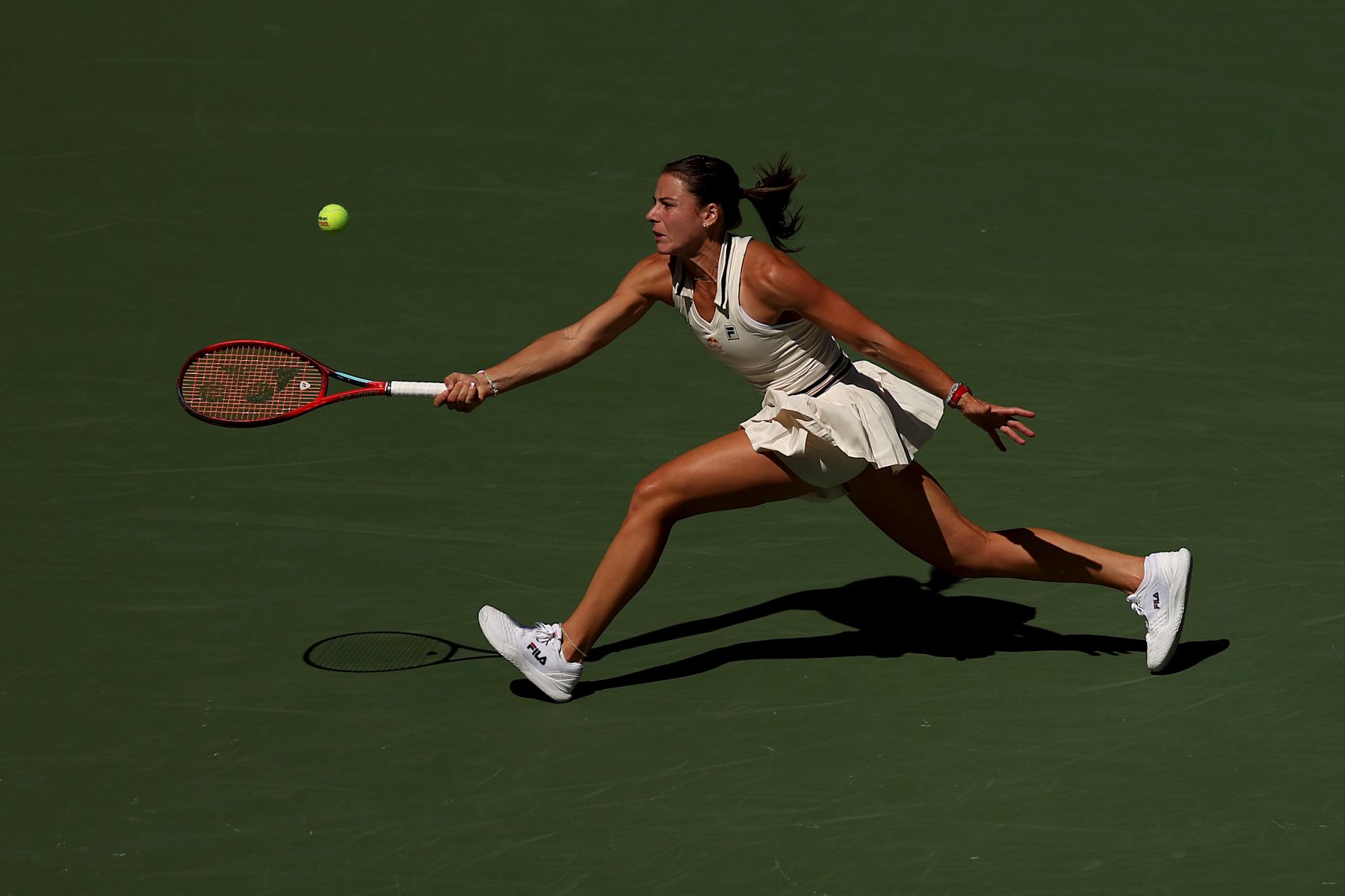NEW YORK, NEW YORK - SEPTEMBER 03: Emma Navarro of the United States returns a shot against Paula Badosa of Spain during their Women's Singles Quarterfinal match on Day Nine of the 2024 US Open at USTA Billie Jean King National Tennis Center on September 03, 2024 in the Flushing neighborhood of the Queens borough of New York City. (Photo by Sarah Stier/Getty Images)