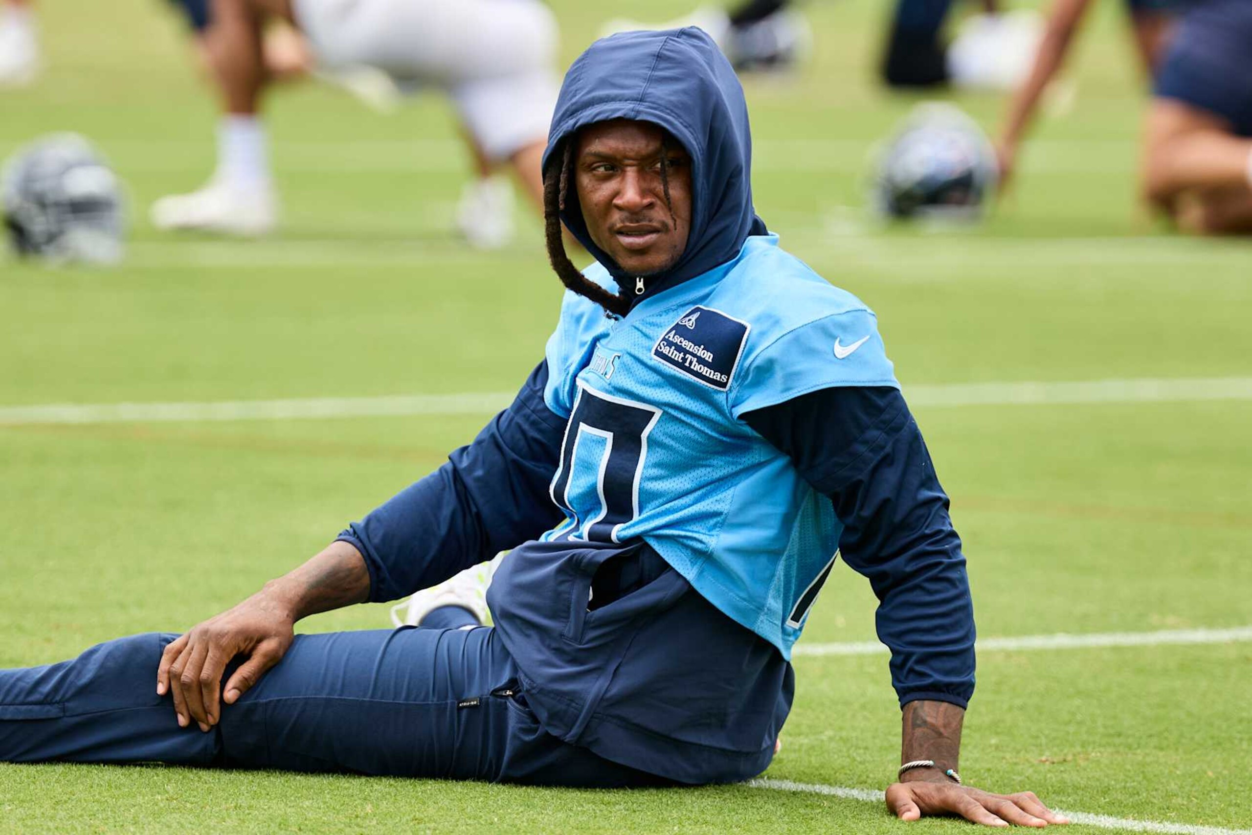 NASHVILLE, TENNESSEE - JUNE 05: DeAndre Hopkins #10 of the Tennessee Titans warms up during day 2 of Titans Mandatory Minicamp Ascension Saint Thomas Sports Park on June 05, 2024 in Nashville, Tennessee. (Photo by Johnnie Izquierdo/Getty Images)