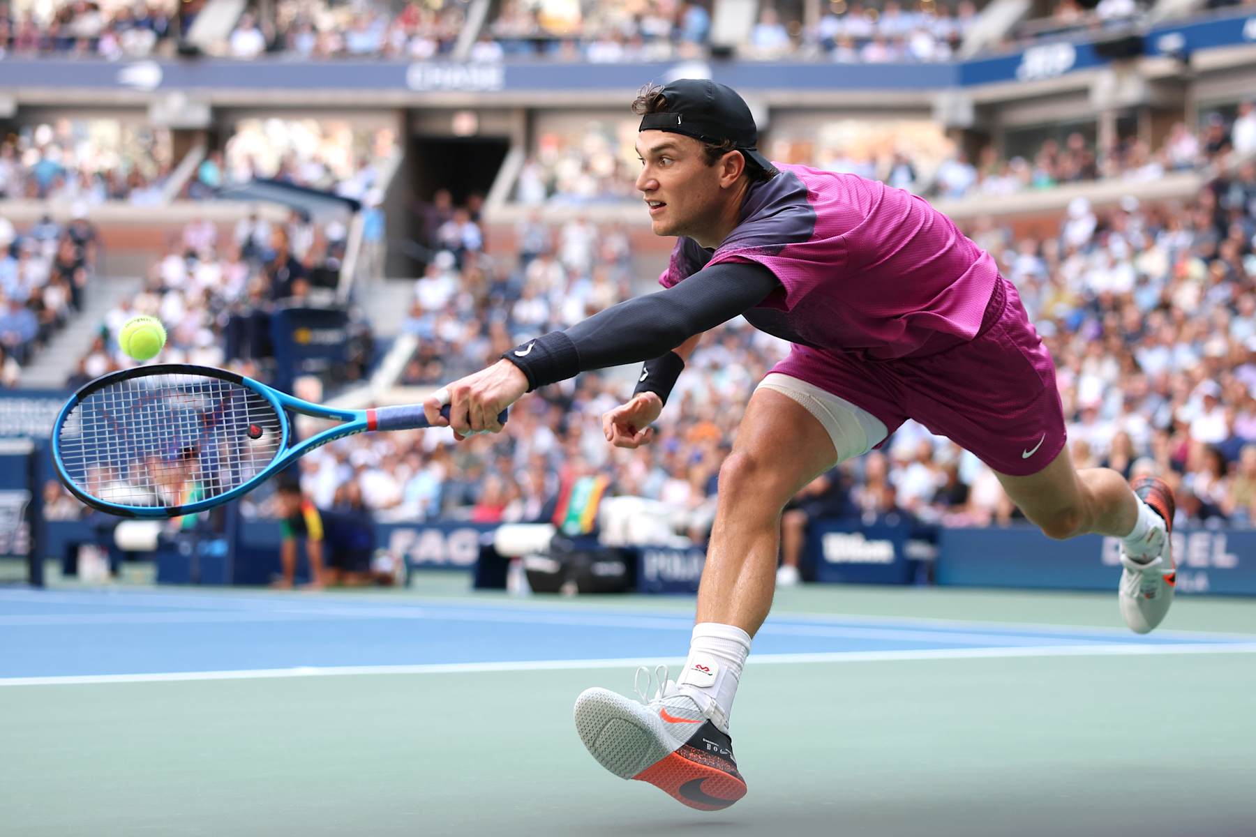 NEW YORK, NEW YORK - SEPTEMBER 06: Jack Draper of Great Britain returns a shot against Jannik Sinner of Italy during their Men's Singles Semifinal match on Day Twelve of the 2024 US Open at USTA Billie Jean King National Tennis Center on September 06, 2024 in the Flushing neighborhood of the Queens borough of New York City. (Photo by Sarah Stier/Getty Images)