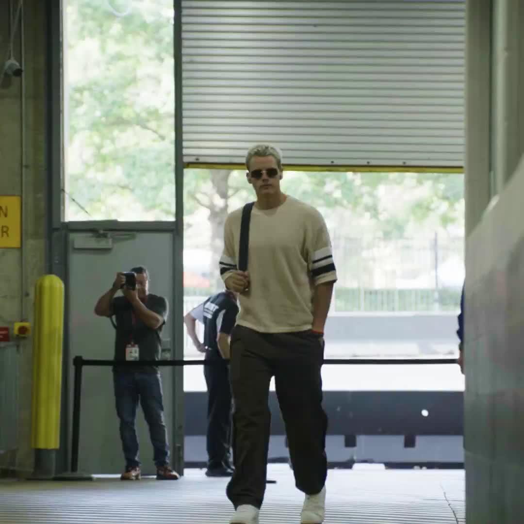 Video Bengals' Joe Burrow Says Tom Brady Provided Advice on How to Handle Fame, More News