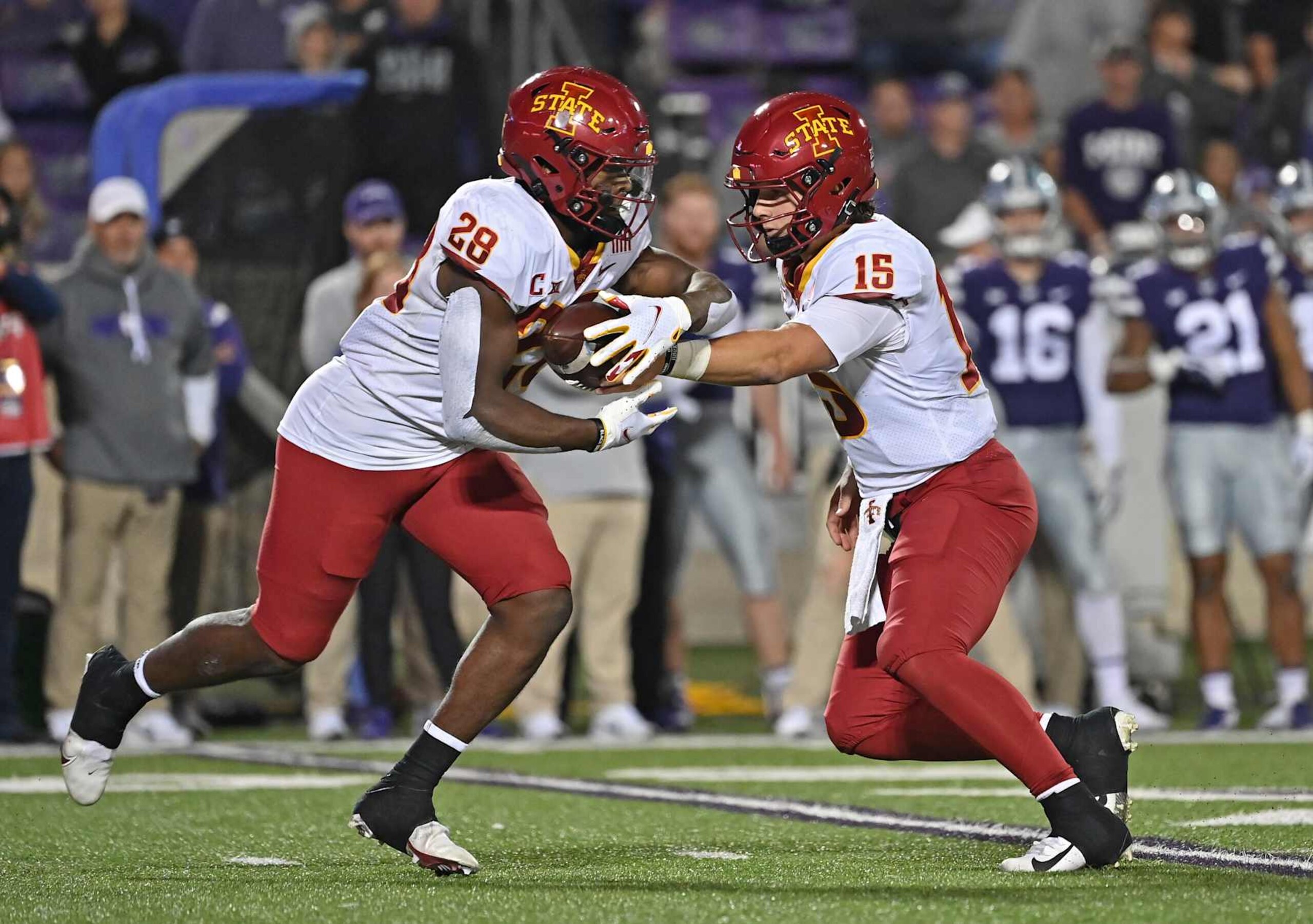 MANHATTAN, KS - OCTOBER 16:  Quarterback Brock Purdy #15 of the Iowa State Cyclones hands the ball off to running back Breece Hall #28 during the second half against the Kansas State Wildcats at Bill Snyder Family Football Stadium on October 16, 2021 in Manhattan, Kansas. (Photo by Peter G. Aiken/Getty Images)