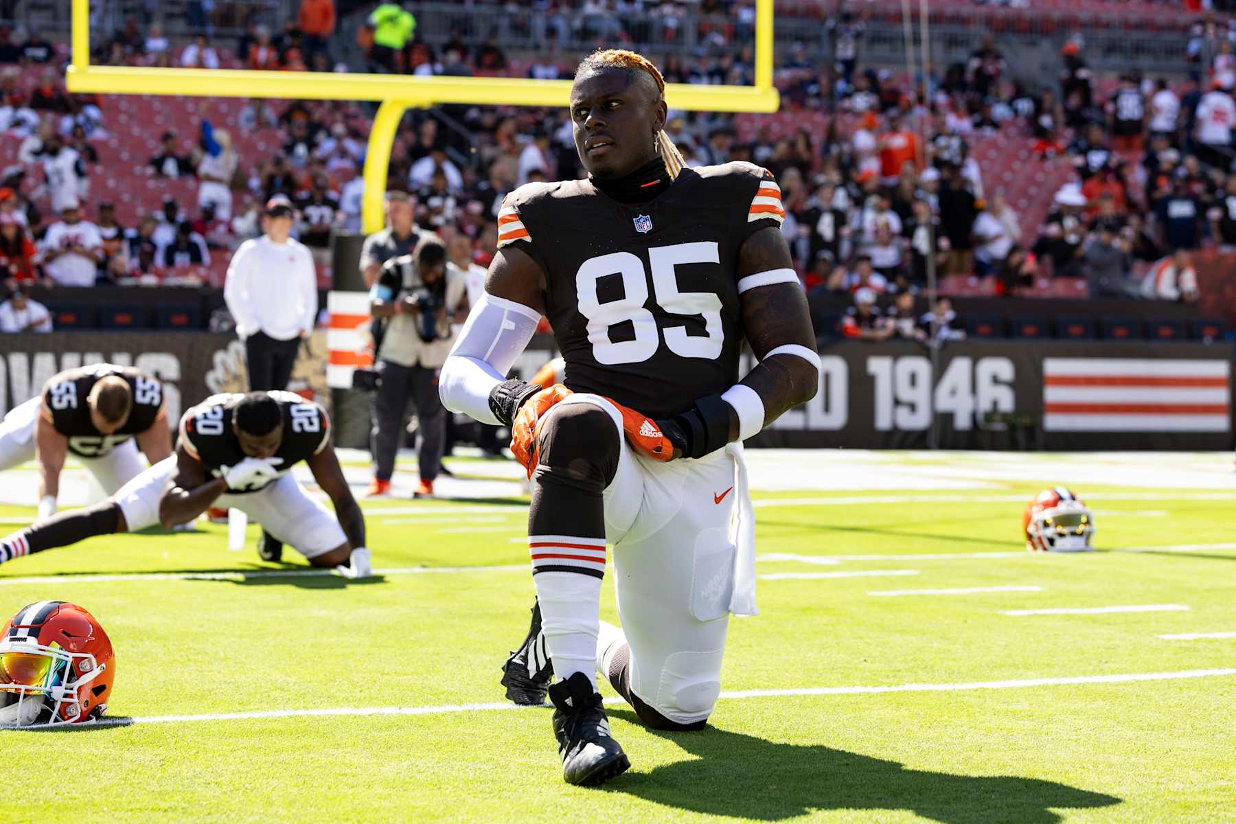 CLEVELAND, OHIO - SEPTEMBER 8: David Njoku #85 of the Cleveland Browns warms up before the game against the Dallas Cowboys at Huntington Bank Field on September 8, 2024 in Cleveland, Ohio. The Cowboys defeated the Browns 33-17. (Photo by Lauren Leigh Bacho/Getty Images)